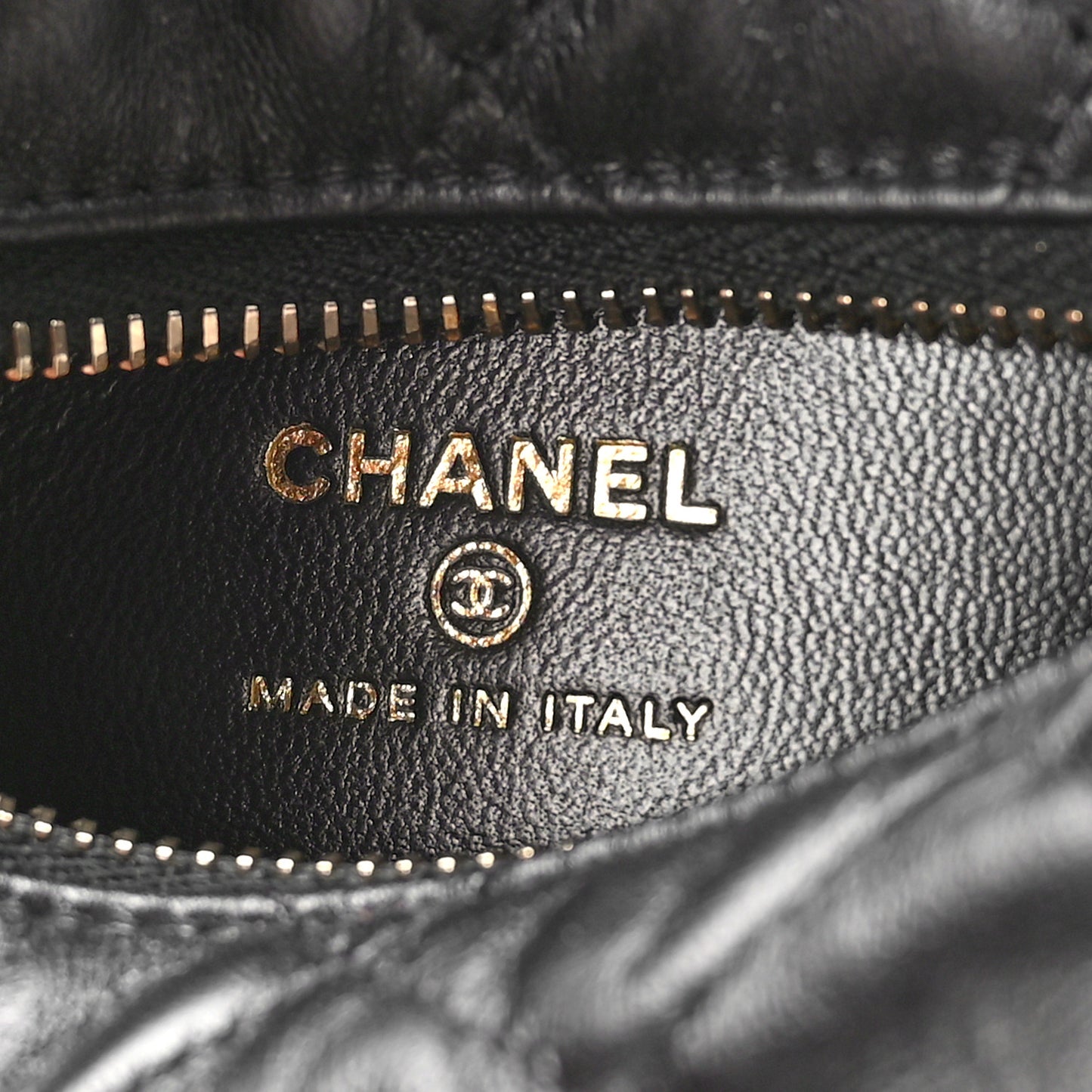 Quilted Chain Around Pouch Black