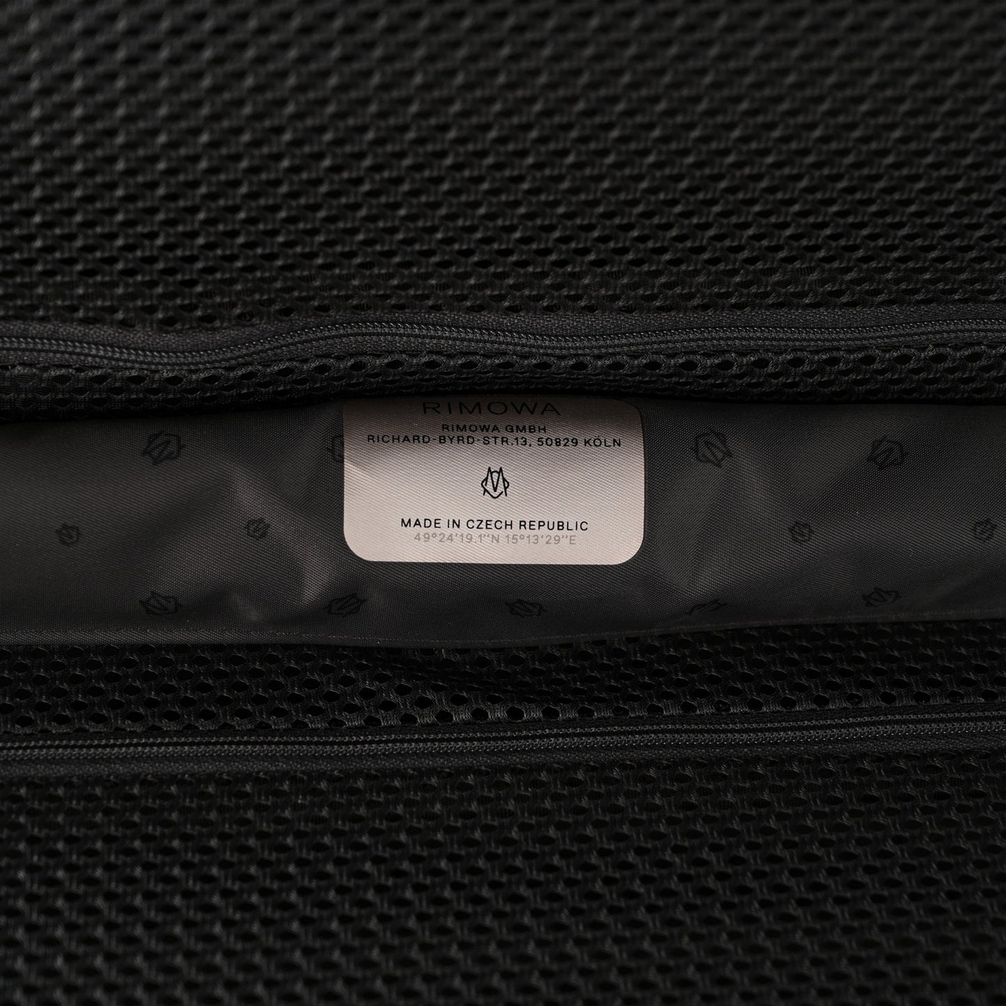 Gloss Polycarbonate Essential Lite Cabin U Black