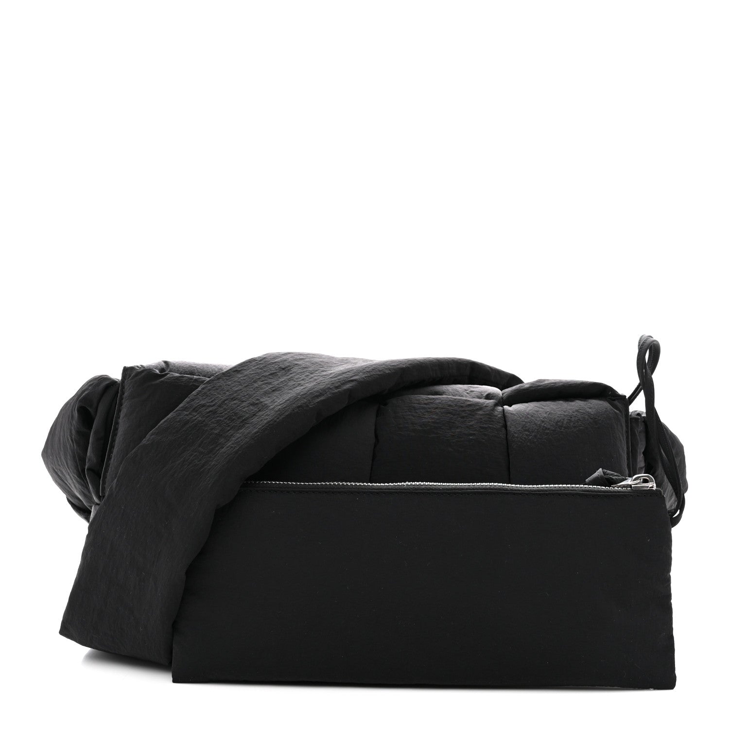 Bottega Veneta ブラックボディバッグ Bottega Veneta Nylon Intrecciato Padded Tech Cassette Bag Black