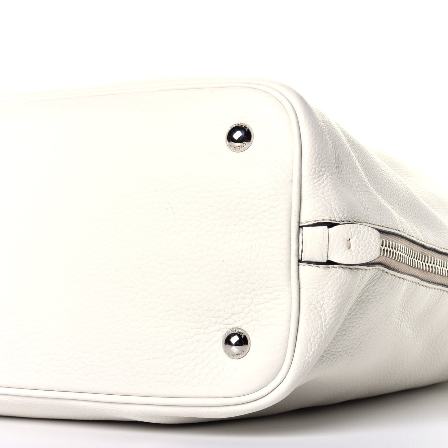 Vitello Daino Side Zip Tote Talco