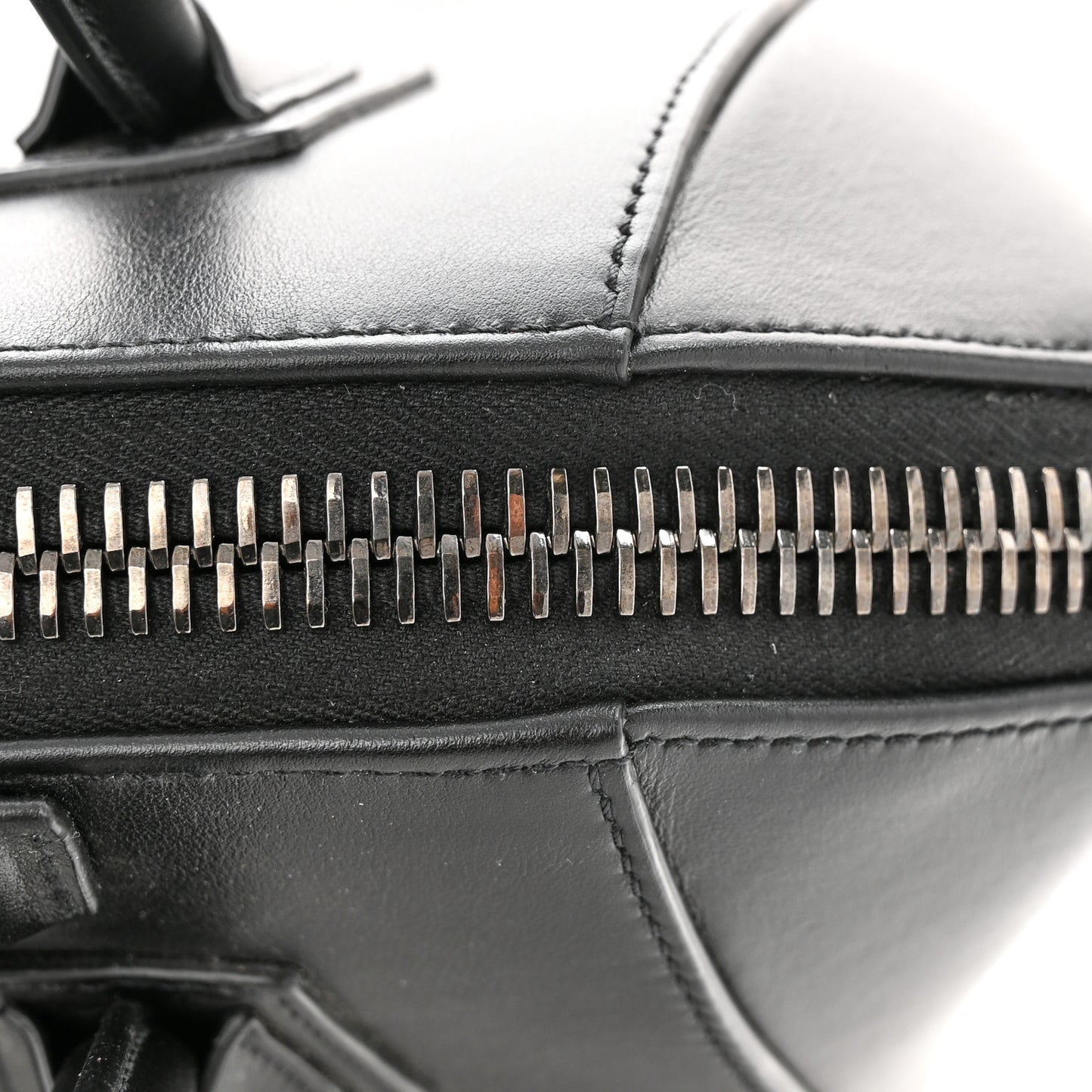 Smooth Calfskin Chains Small Antigona Black