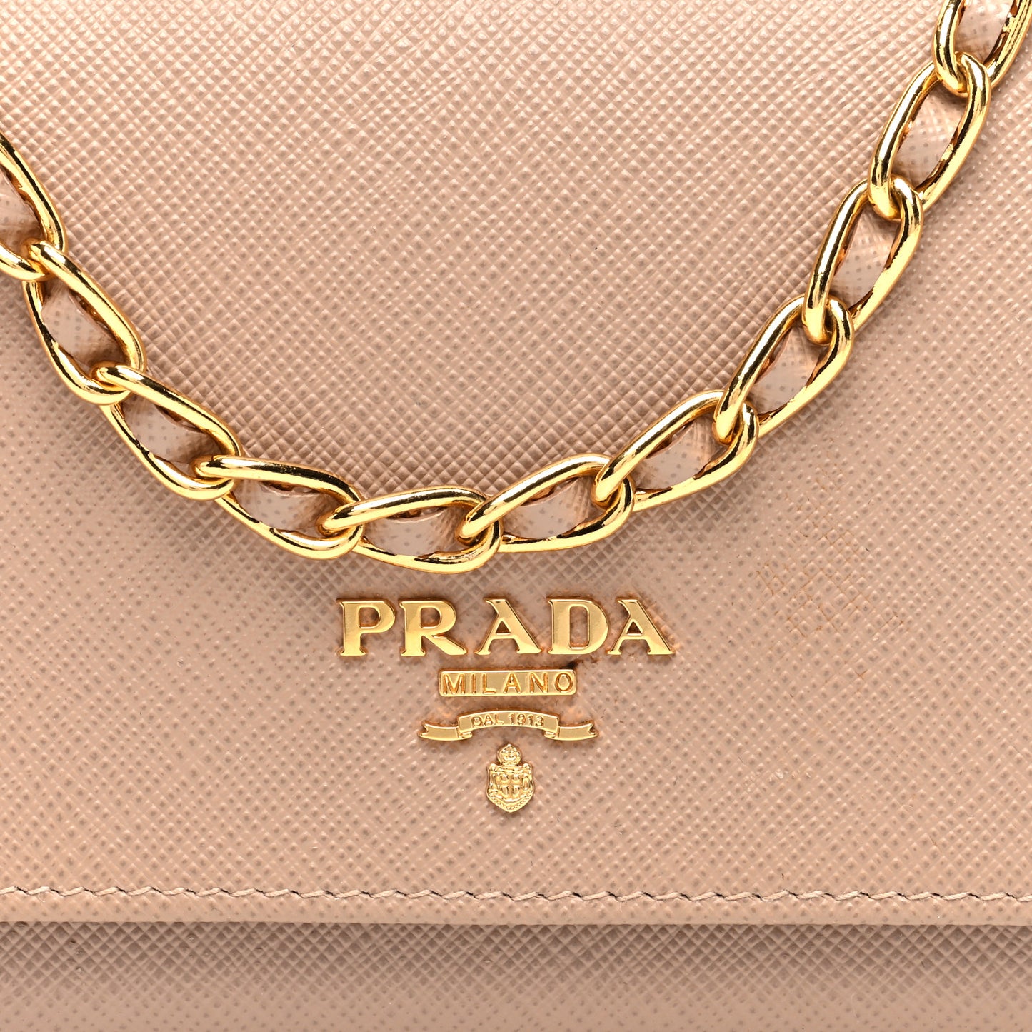 Saffiano Metal Oro Chain Wallet Cammeo