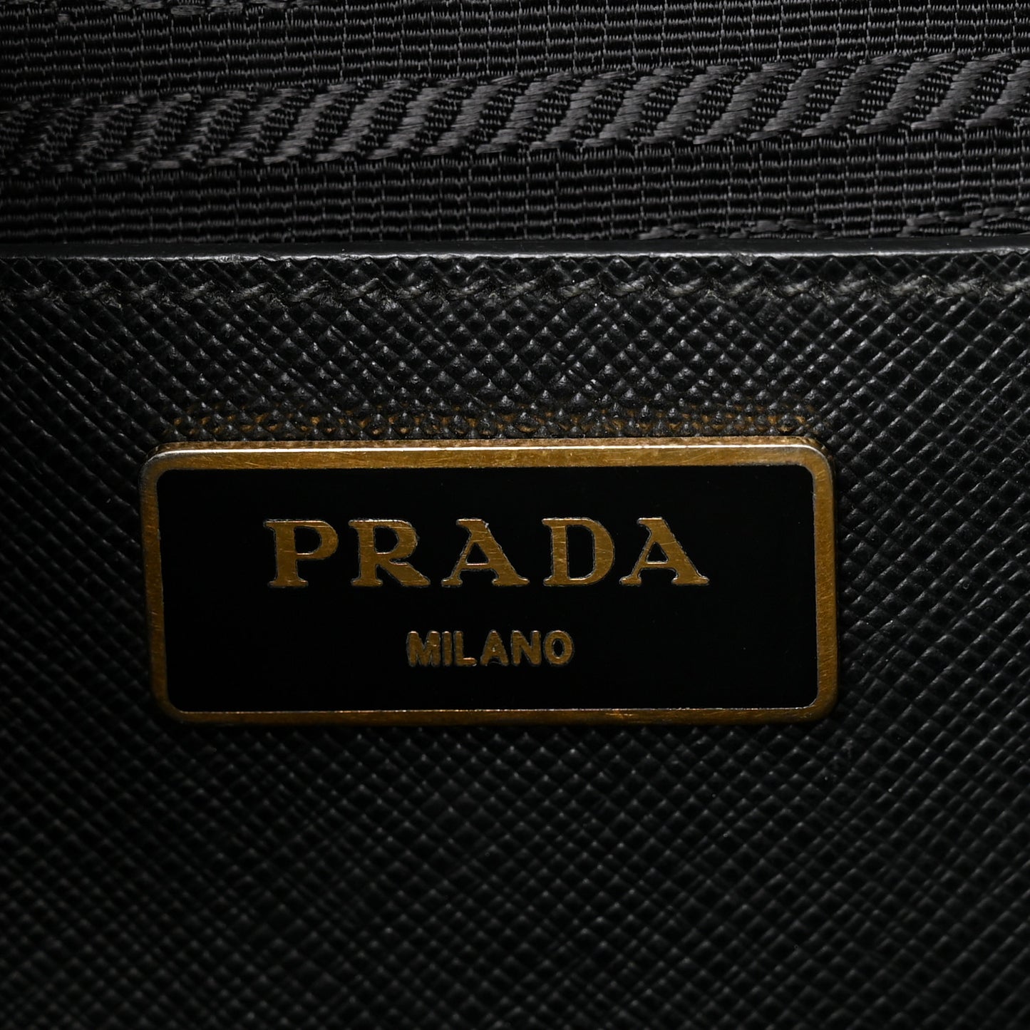 Saffiano Medium Galleria Double Zip Tote Black