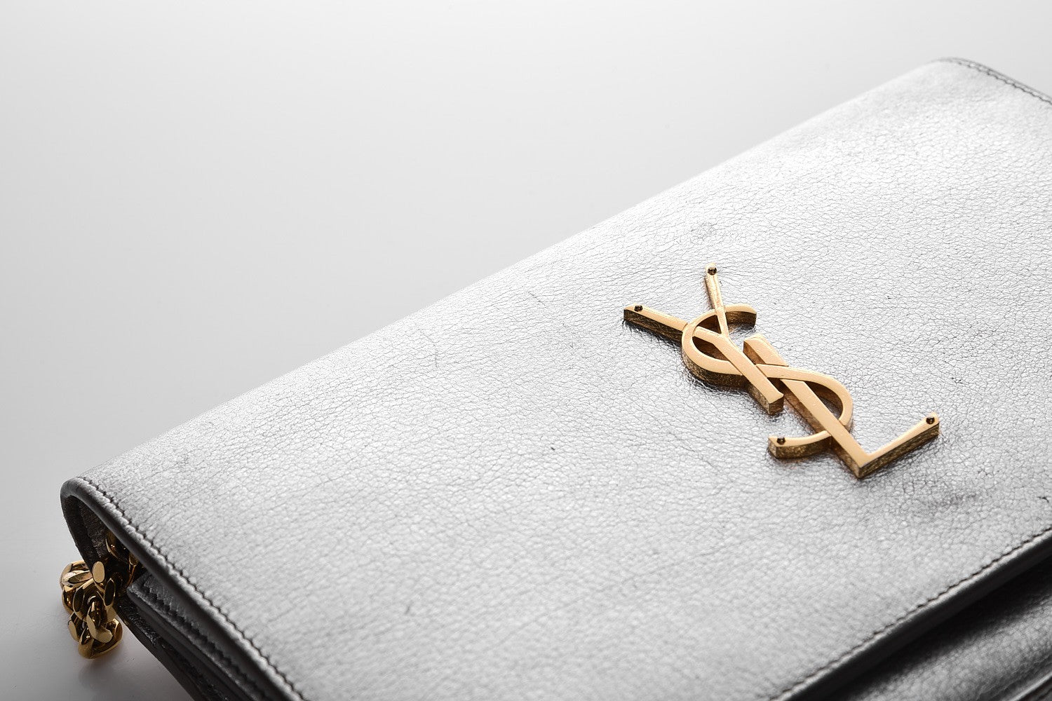 Saint Laurent Grained Metallic Calfskin Monogram Chain Wallet Argento 10 of 19
