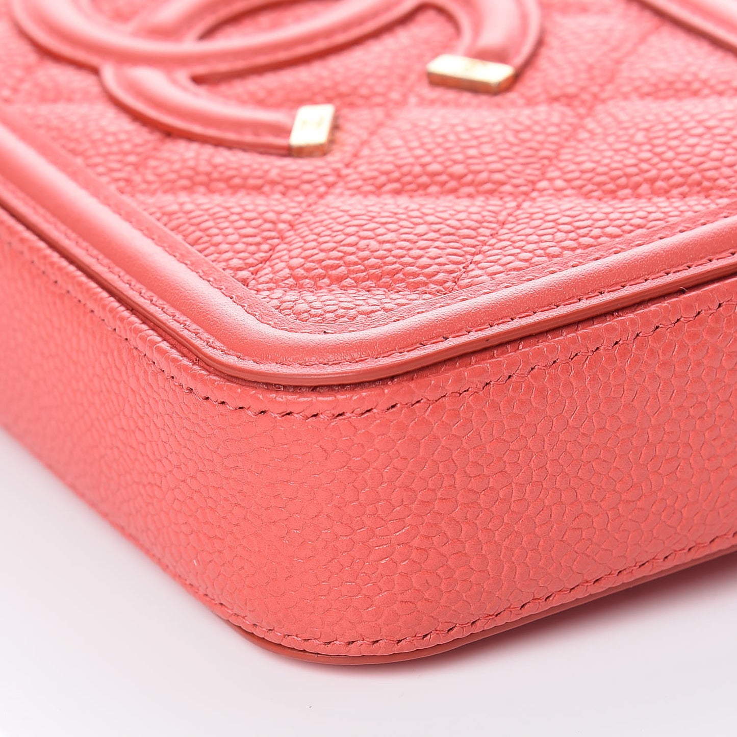 Caviar Quilted CC Filigree Clutch With Chain Red