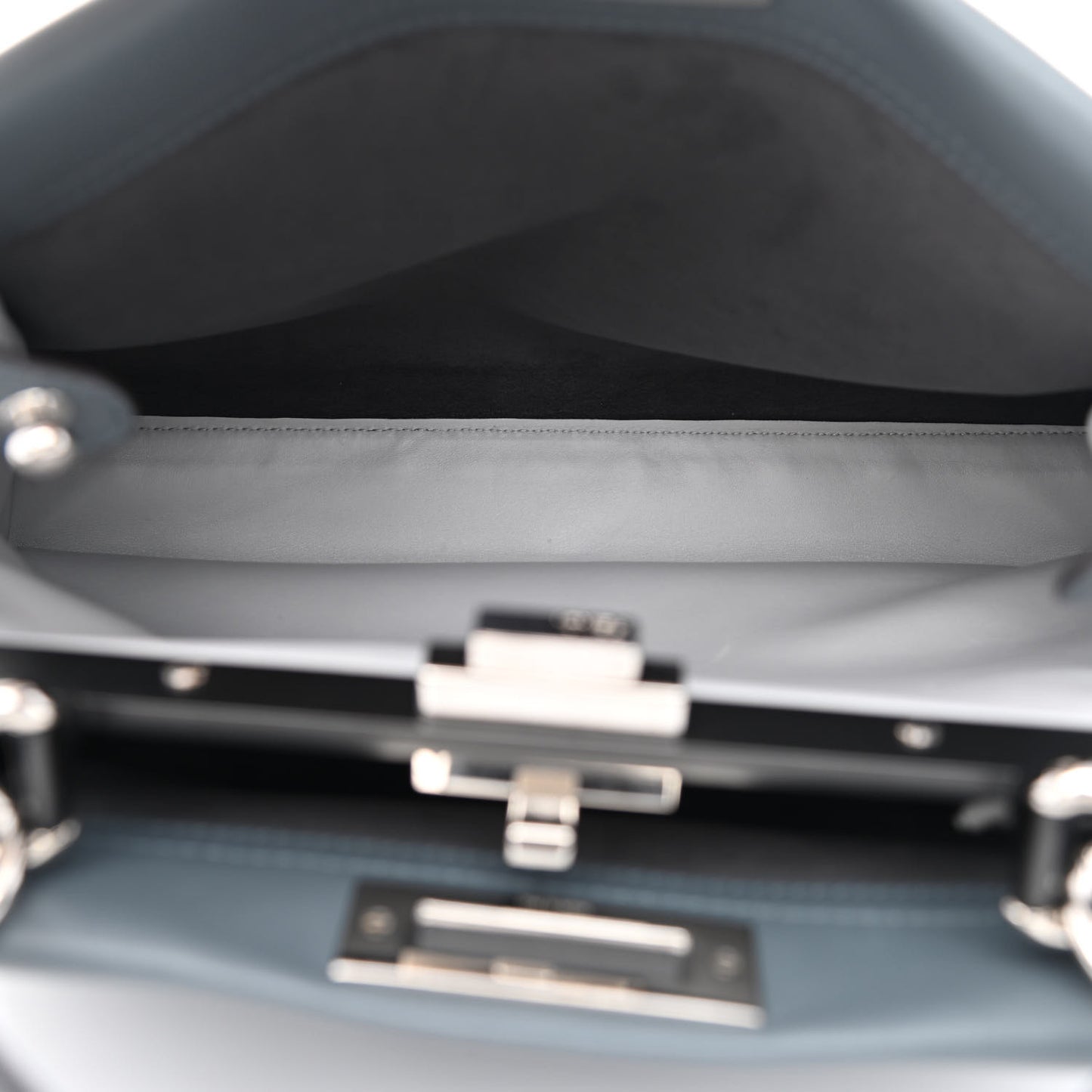 Vitello Seta Shiny Nappa Medium Peekaboo Iconic Satchel Tempesta Grigio Perla
