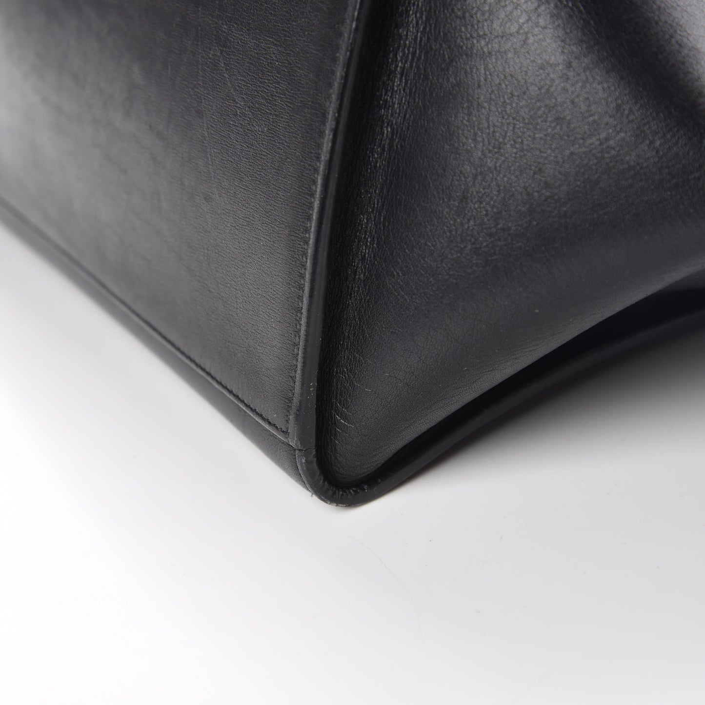 Smooth Calfskin Medium Trapeze Black