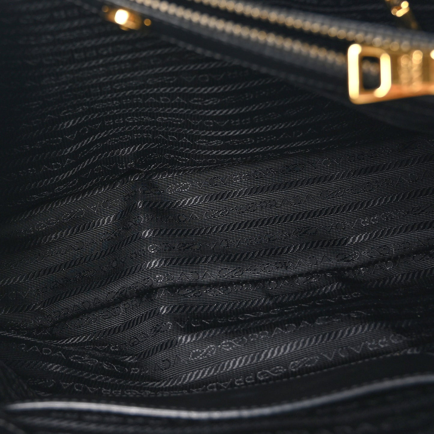 Saffiano Medium Galleria Double Zip Tote Black