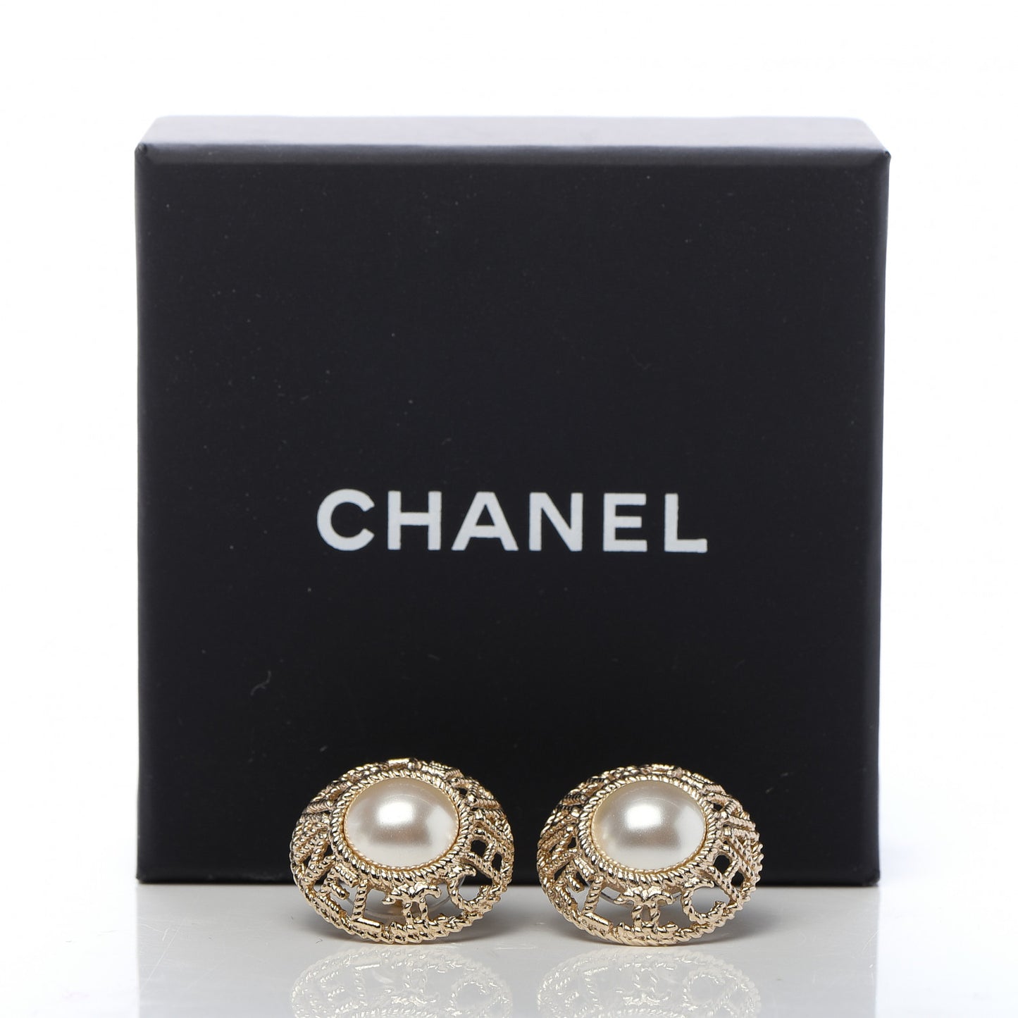 Pearl CC Round Rope Logo Earrings Gold