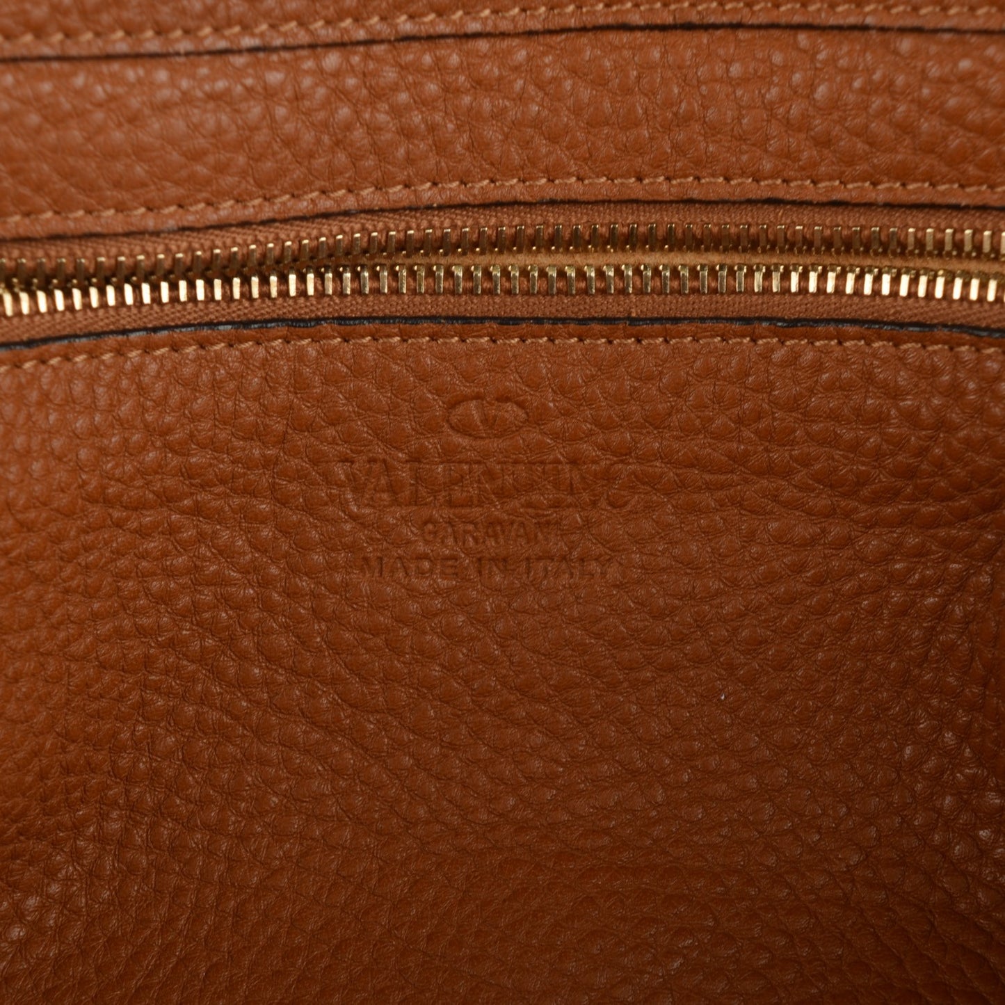 Pebbled Calfskin Medium Rockstud Tote Light Cuir