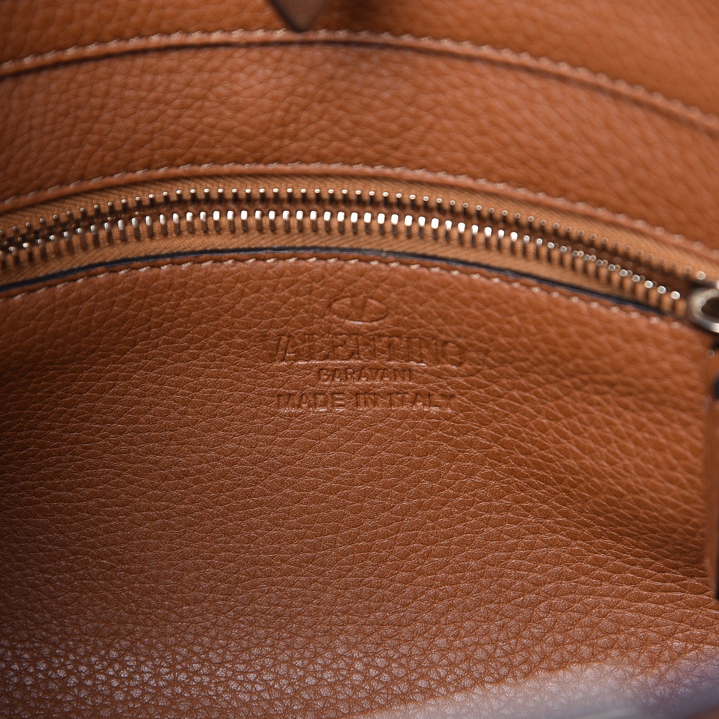 Pebbled Calfskin Small Rockstud Flip-Lock Messenger Bag Light Cuir