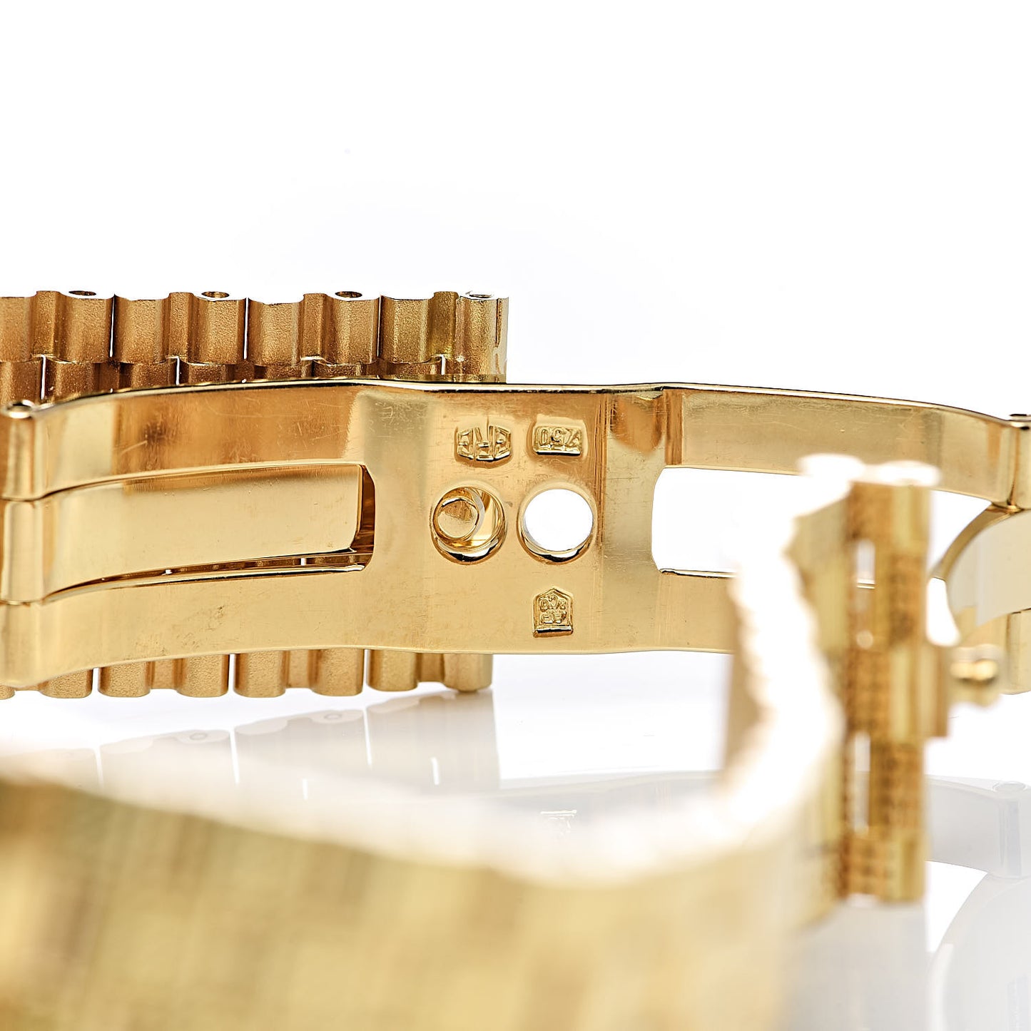 18K Yellow Gold 33mm Classic Clous de Paris Manual Winding Watch 15026BA.GG.1117BA.01