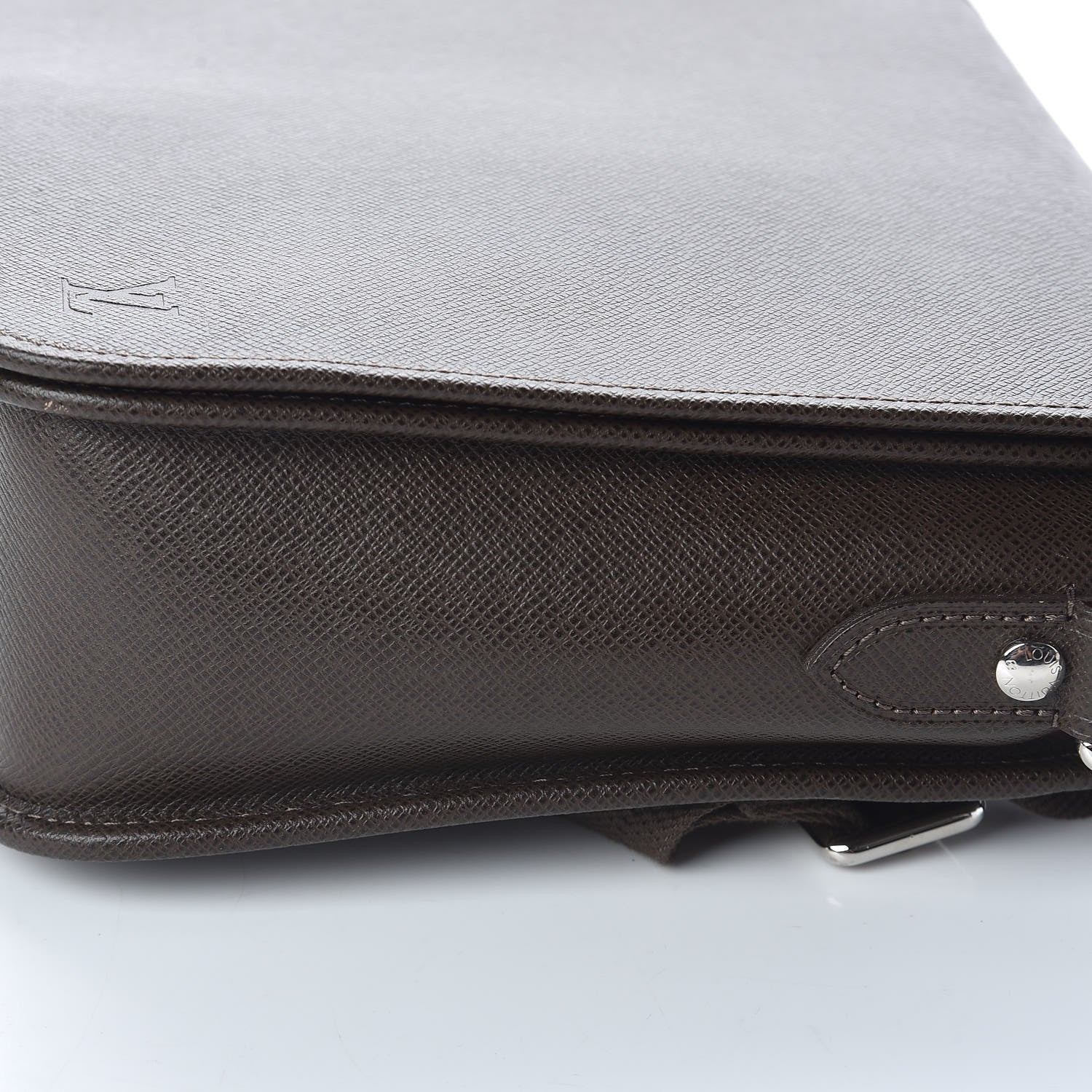 Louis Vuitton Taiga Andrei Messenger Bag Grizzli 10 of 12