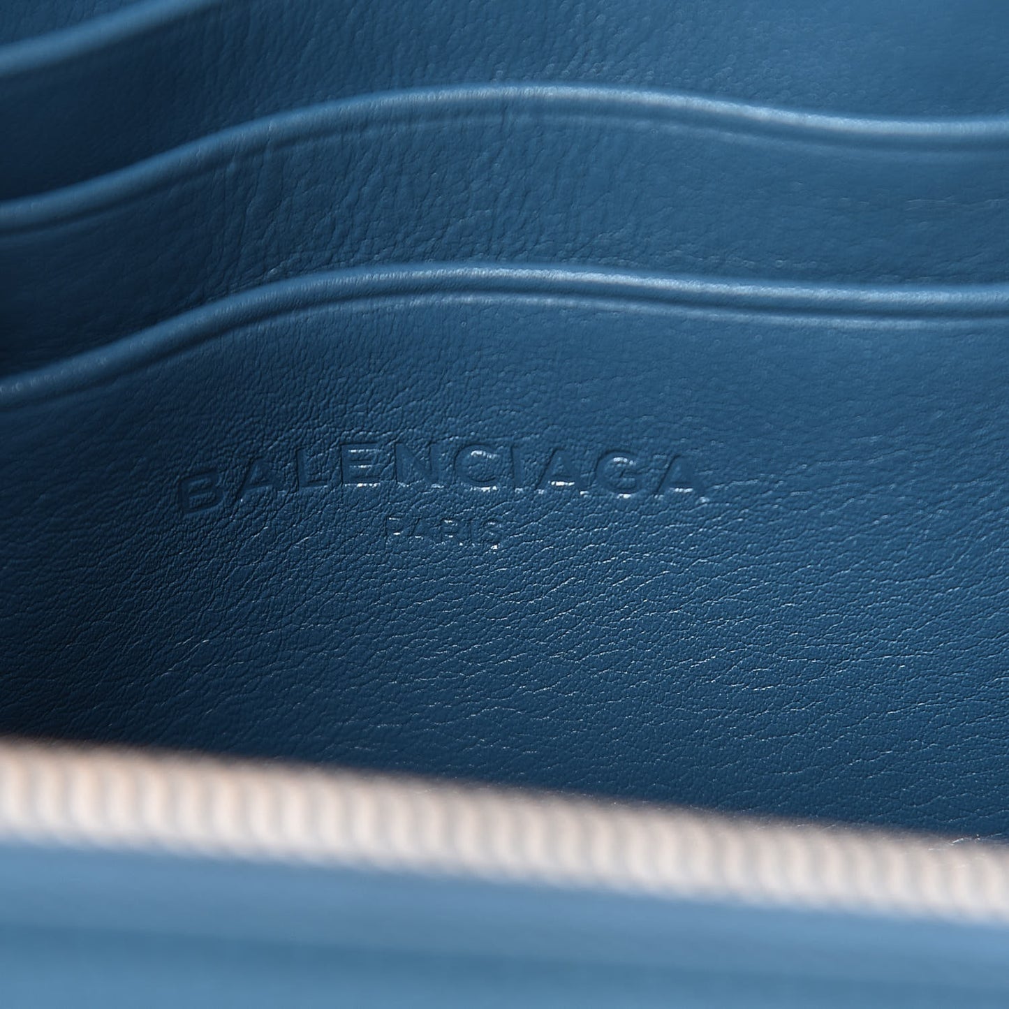 Calfskin M Triangle Pouch Bleu Persan