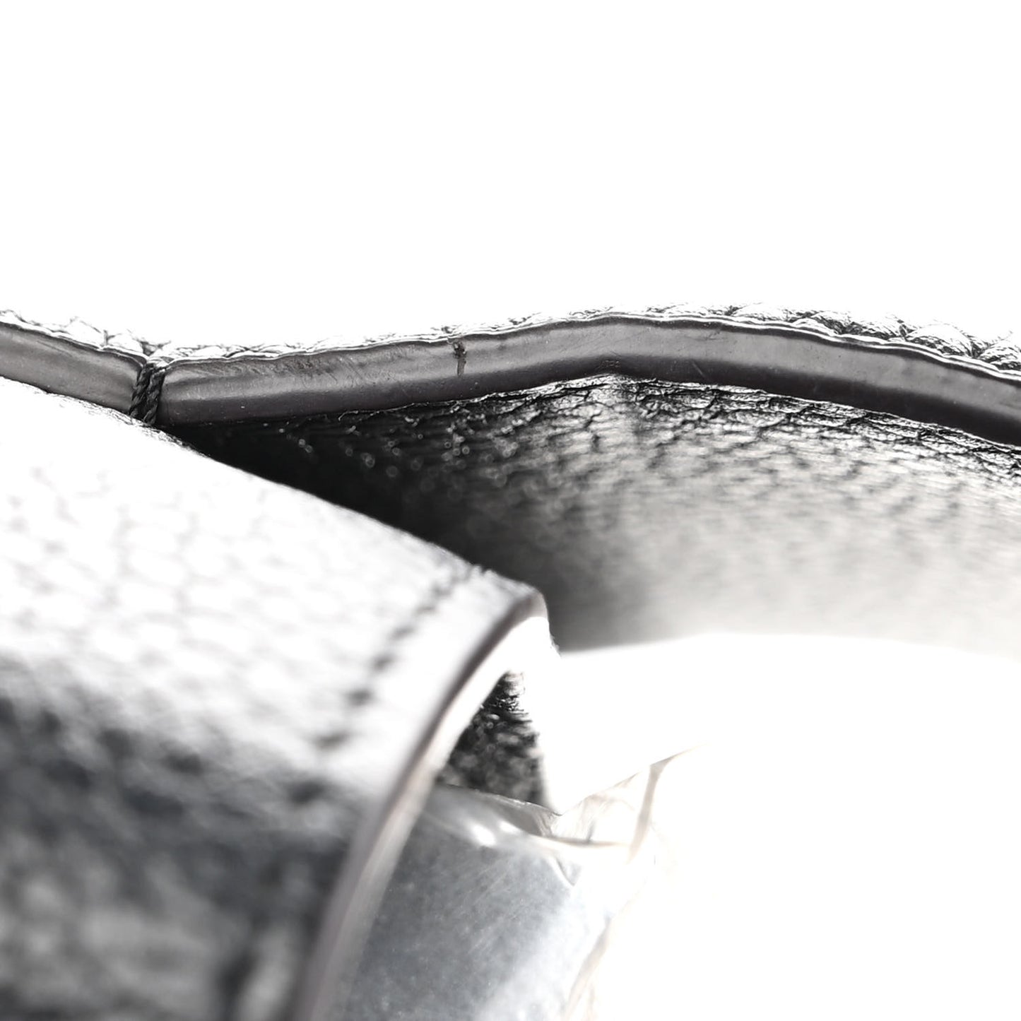 Taurillon Capucines PM Black