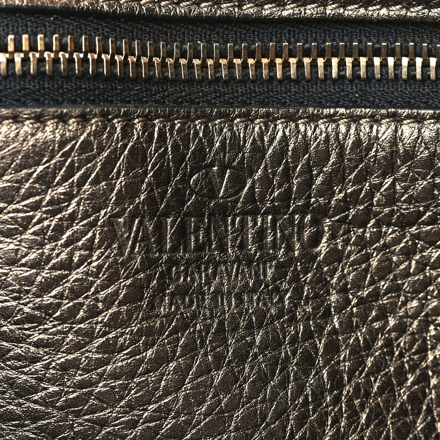Metallic Pebbled Calfskin Large Rockstud Flip-Lock Messenger Bag Sasso