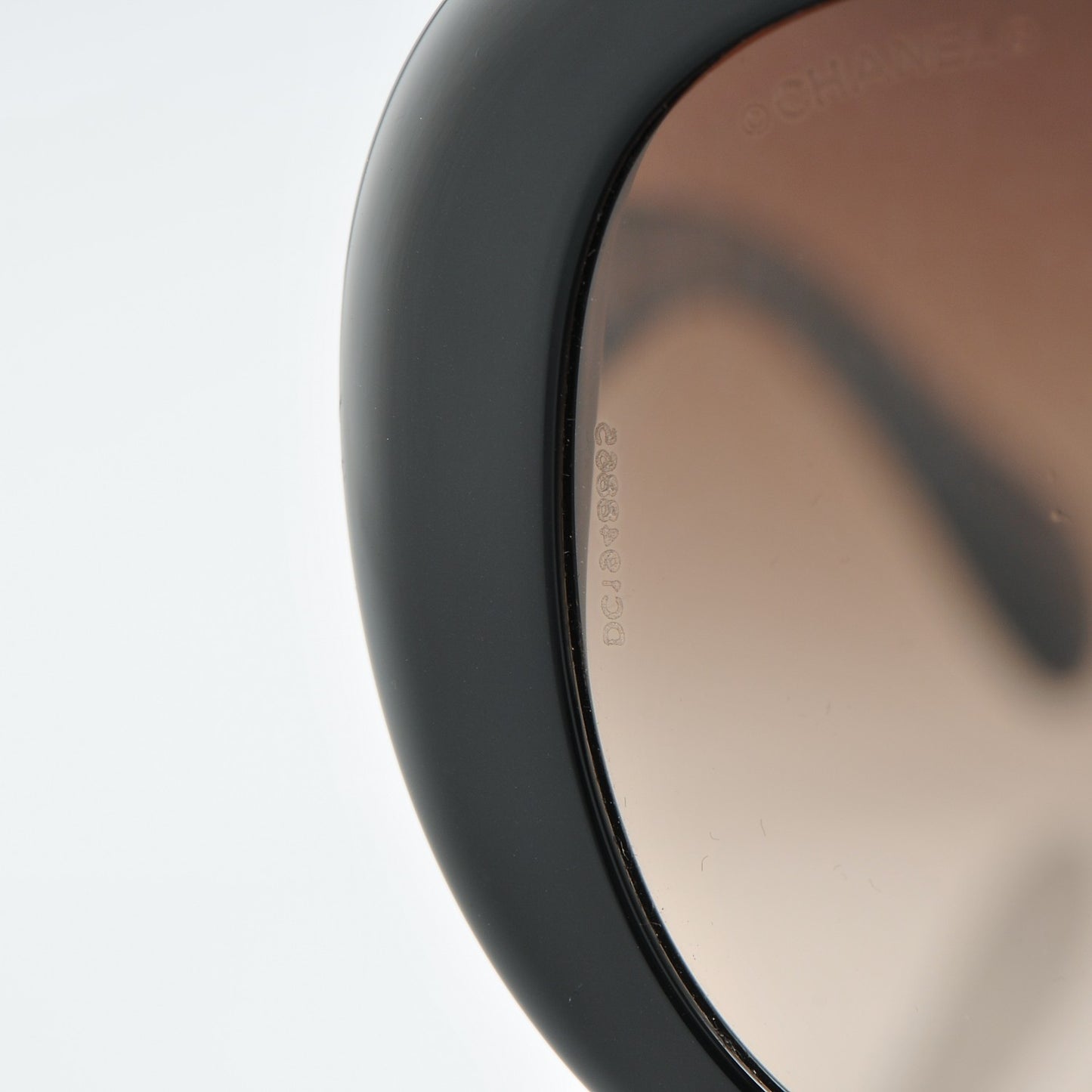 Signature Oval Sunglasses 5312 Black