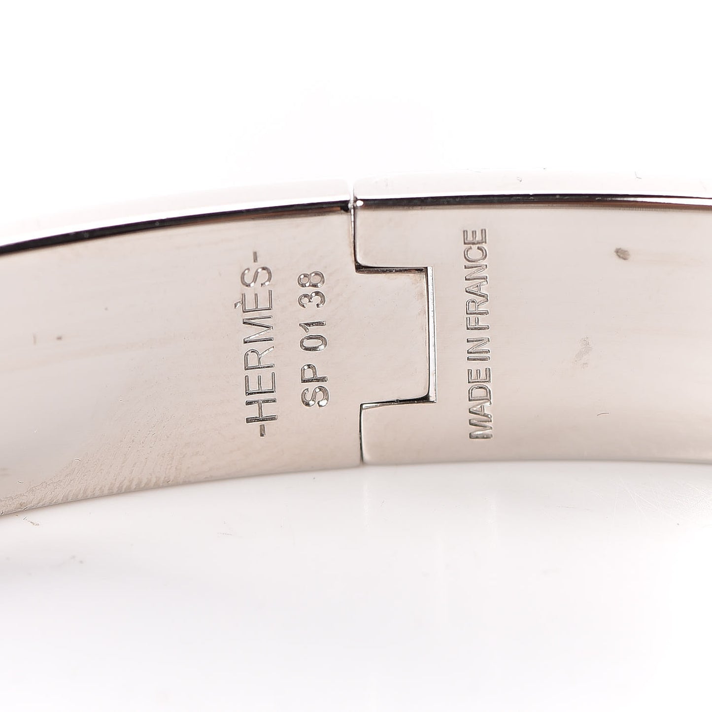 Enamel Printed Narrow Lettres Au Carre Hinged Bracelet M Faux Gris