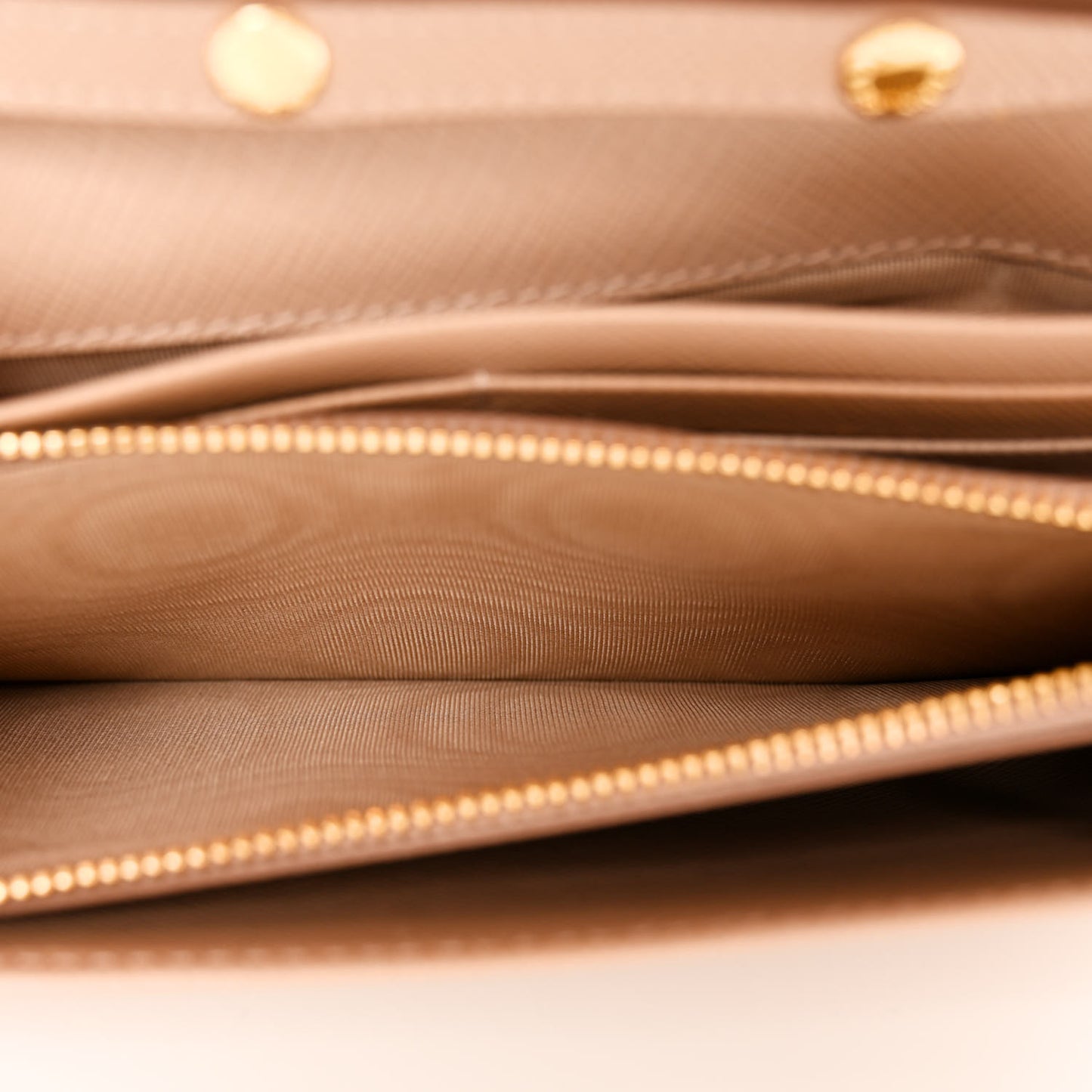 Saffiano Metal Oro Chain Wallet Cammeo