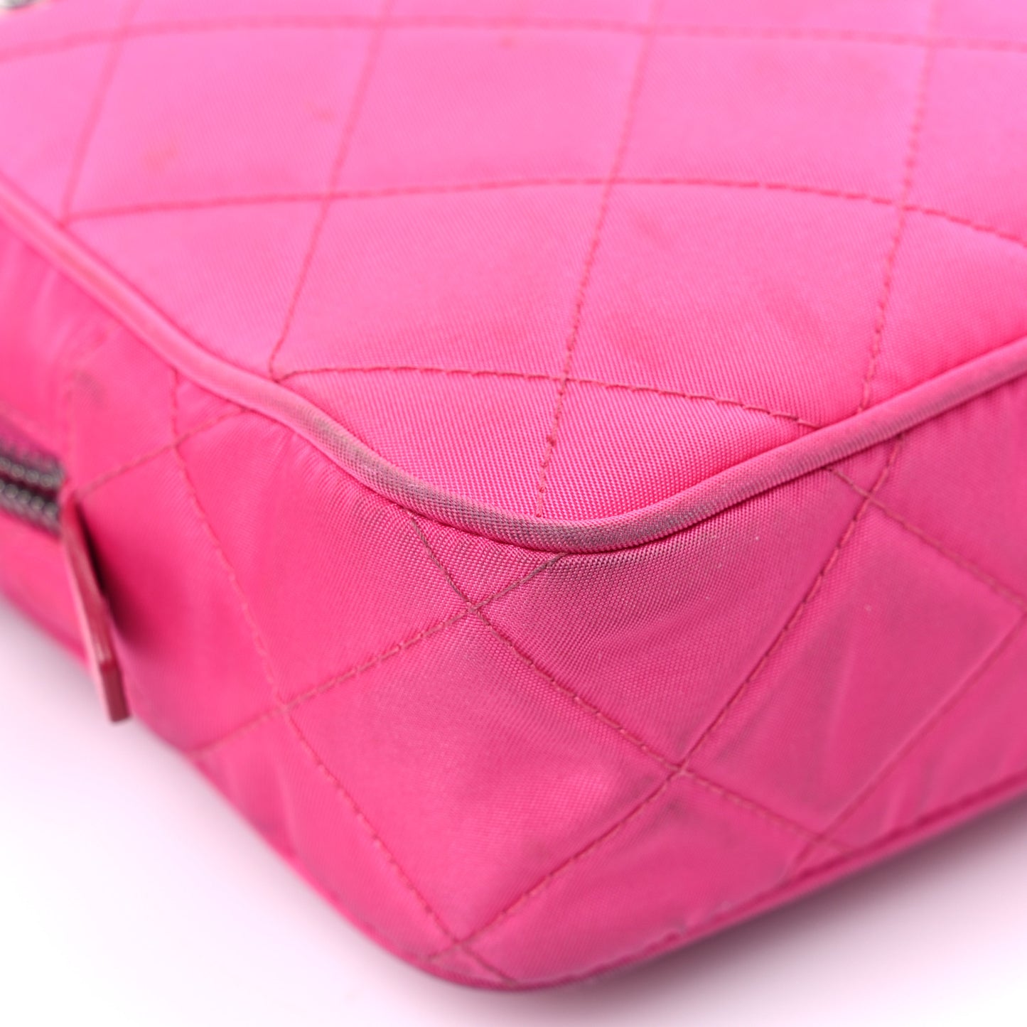 Nylon Tessuto Impuntu Quilted Chain Crossbody Fuxia