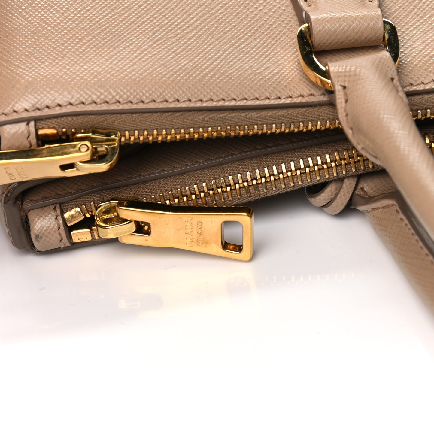 Saffiano Medium Galleria Double Zip Tote Sabbia