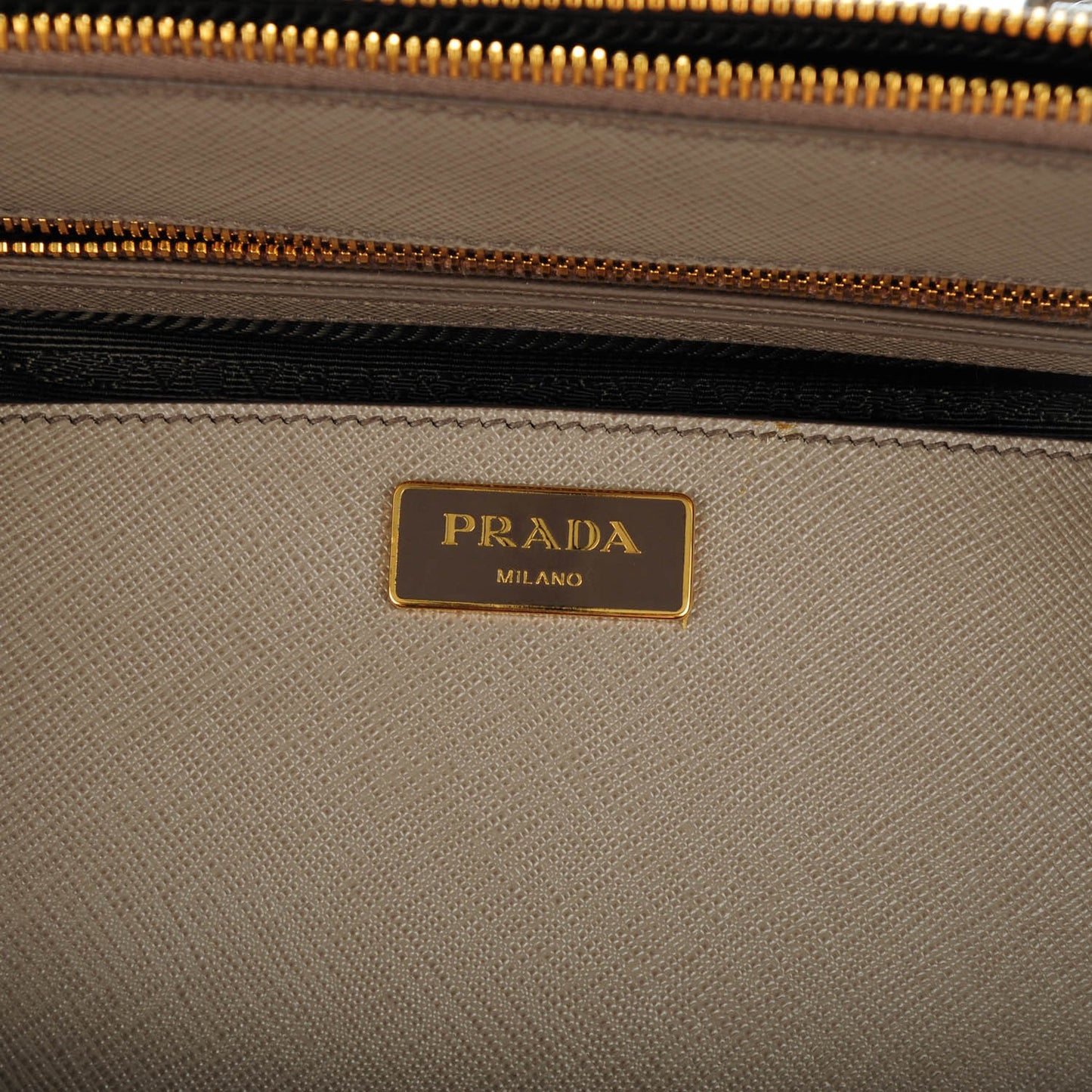 Saffiano Medium Galleria Double Zip Tote Argilla