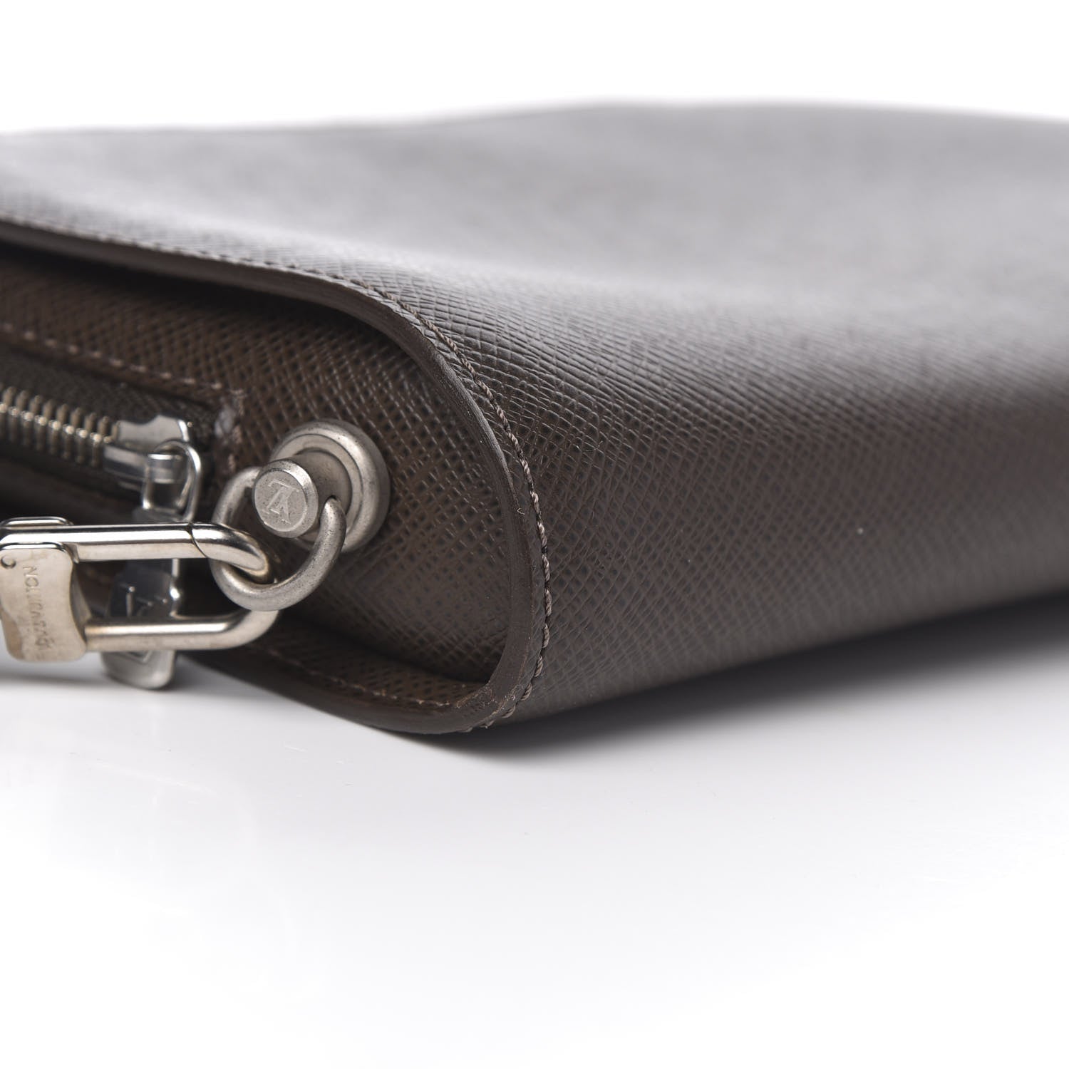 Louis Vuitton Taiga Baikal Pochette Grizzli 7 of 8