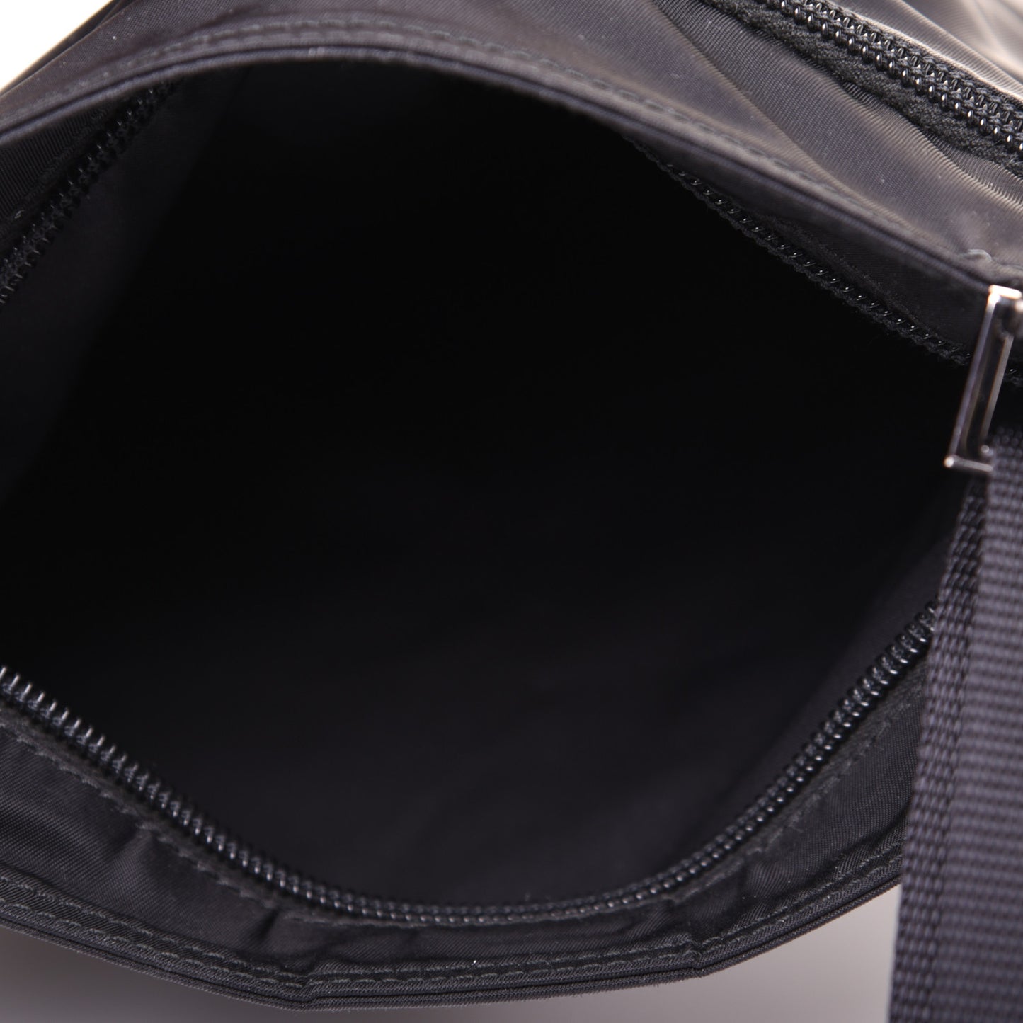Nylon Tessuto Vela Messenger Bag Black