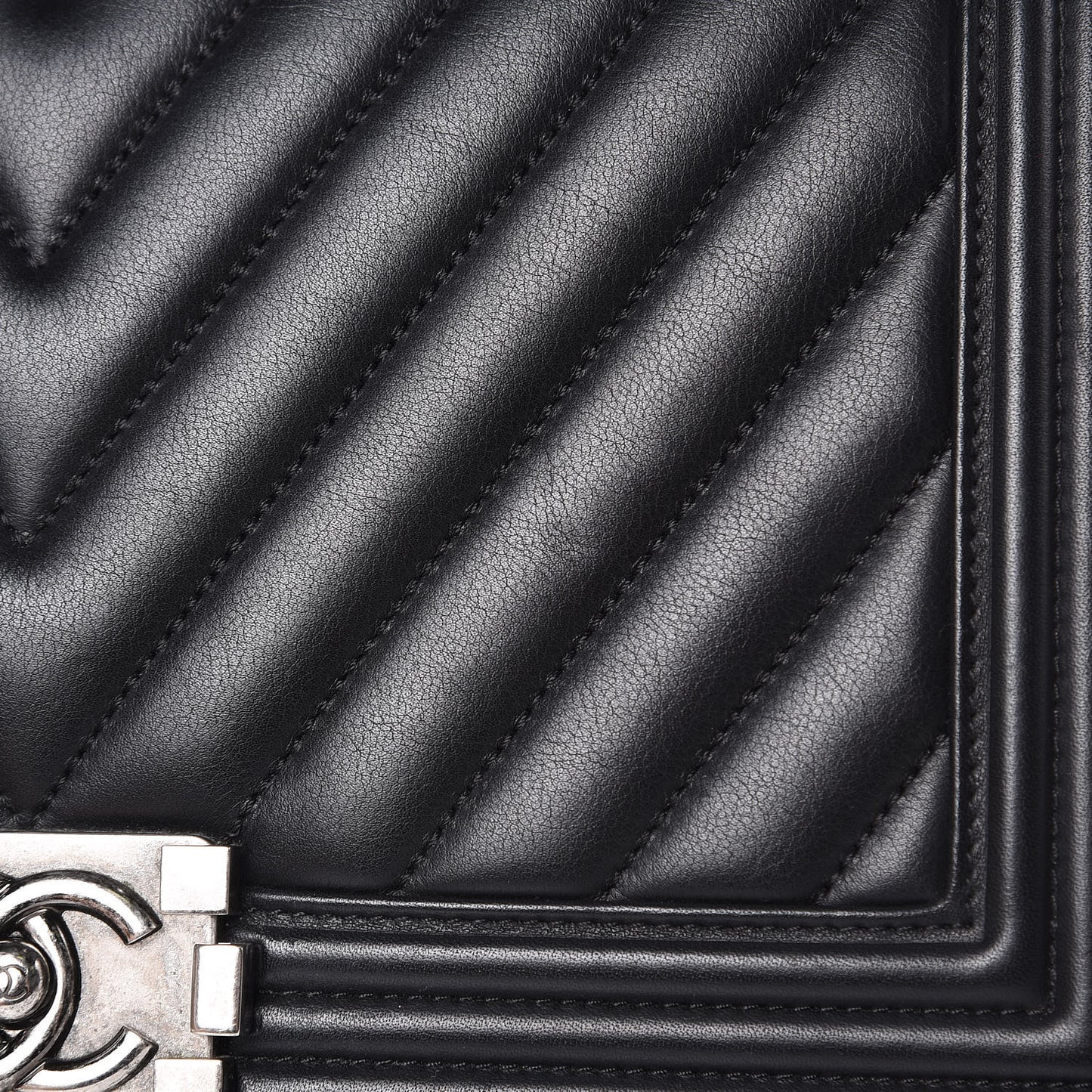 Lambskin Chevron Quilted New Medium Boy Flap Black