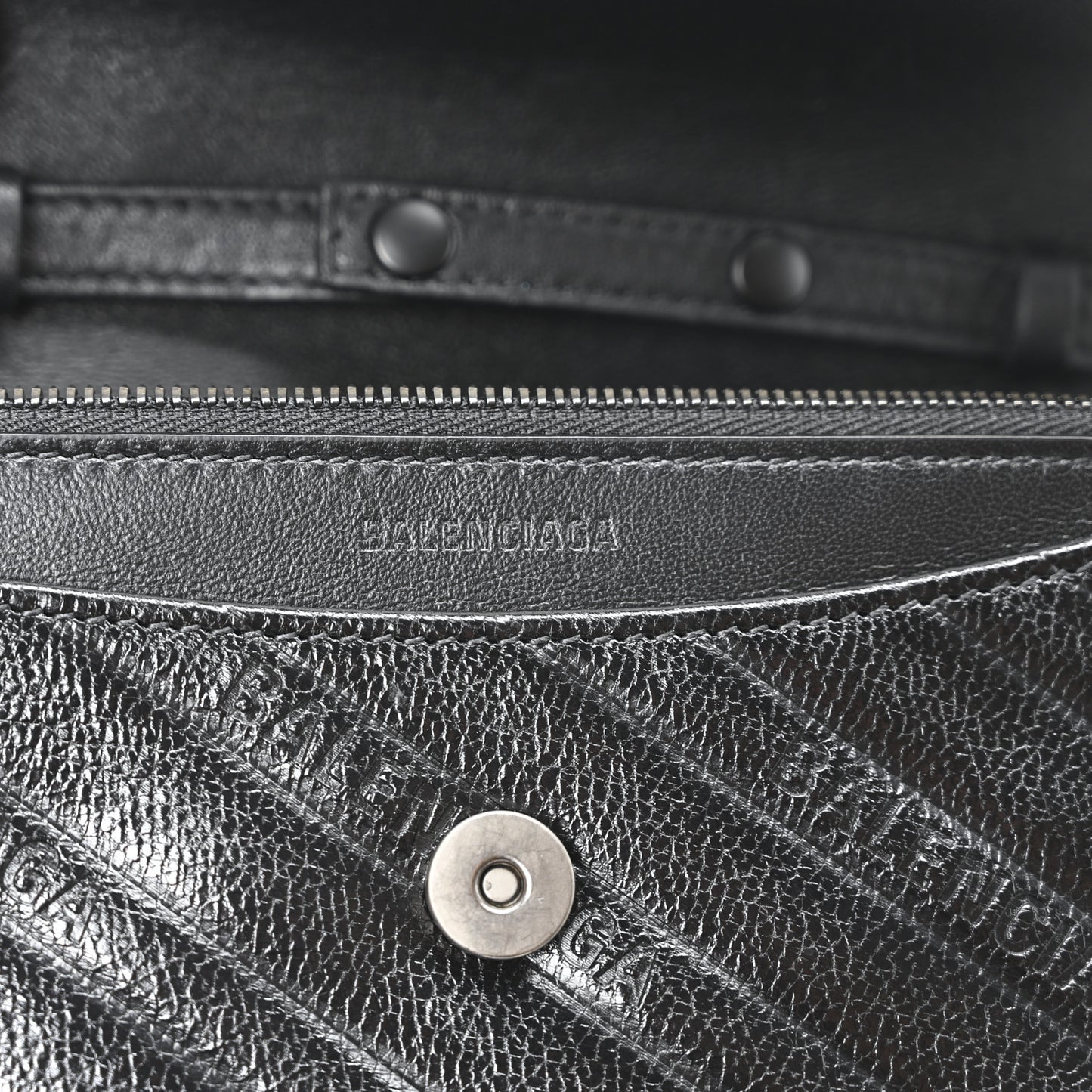 Shiny Goatskin Logo Embossed Monochrome BB Wallet On Chain Black
