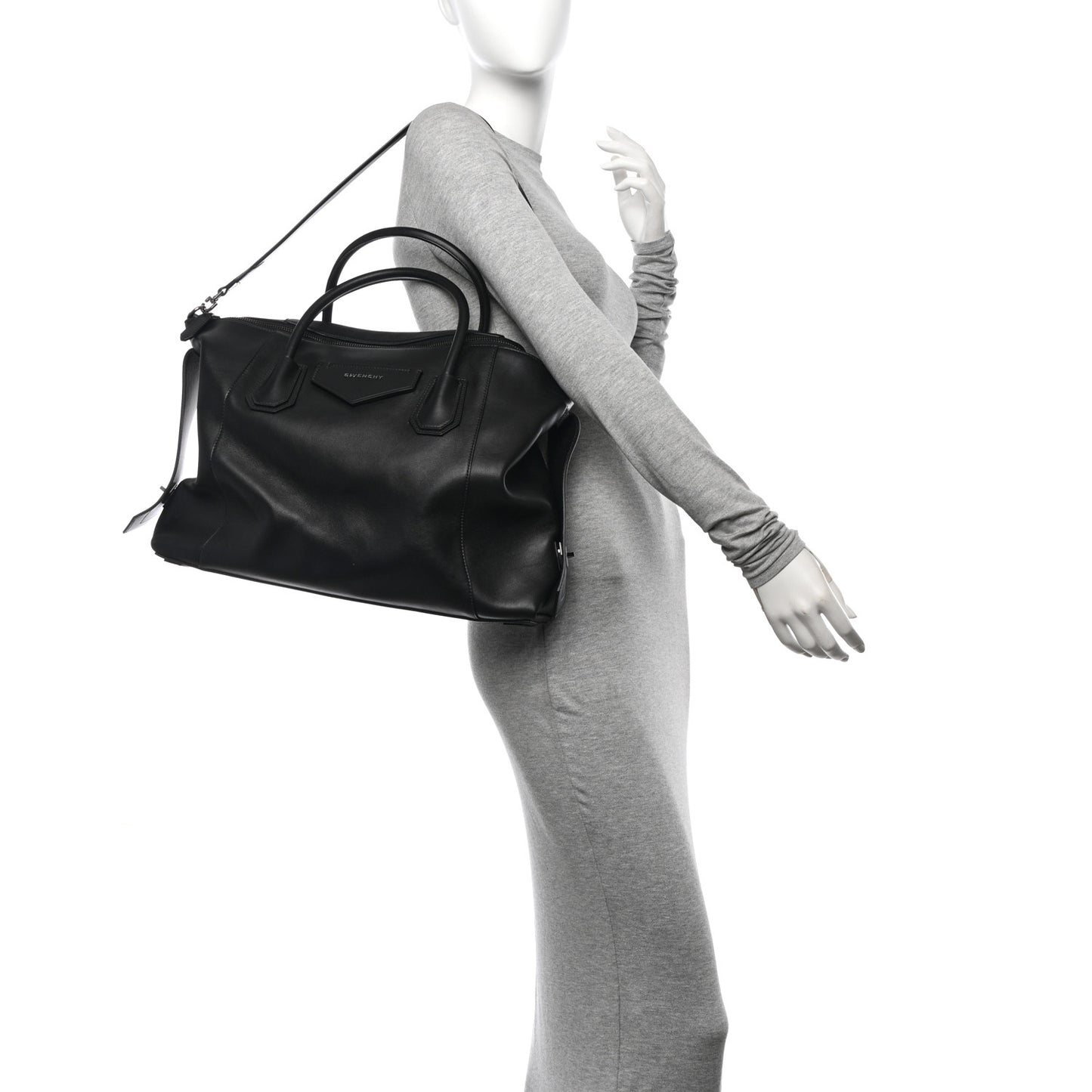 Smooth Calfskin Medium Soft Antigona Black