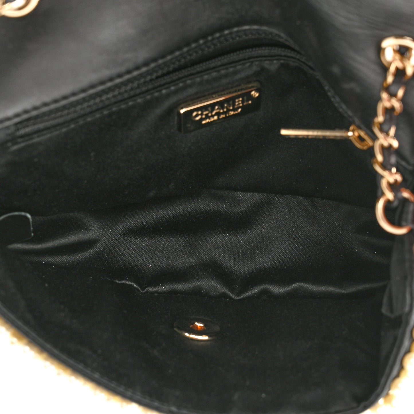 Lambskin Pearl On Flap Black