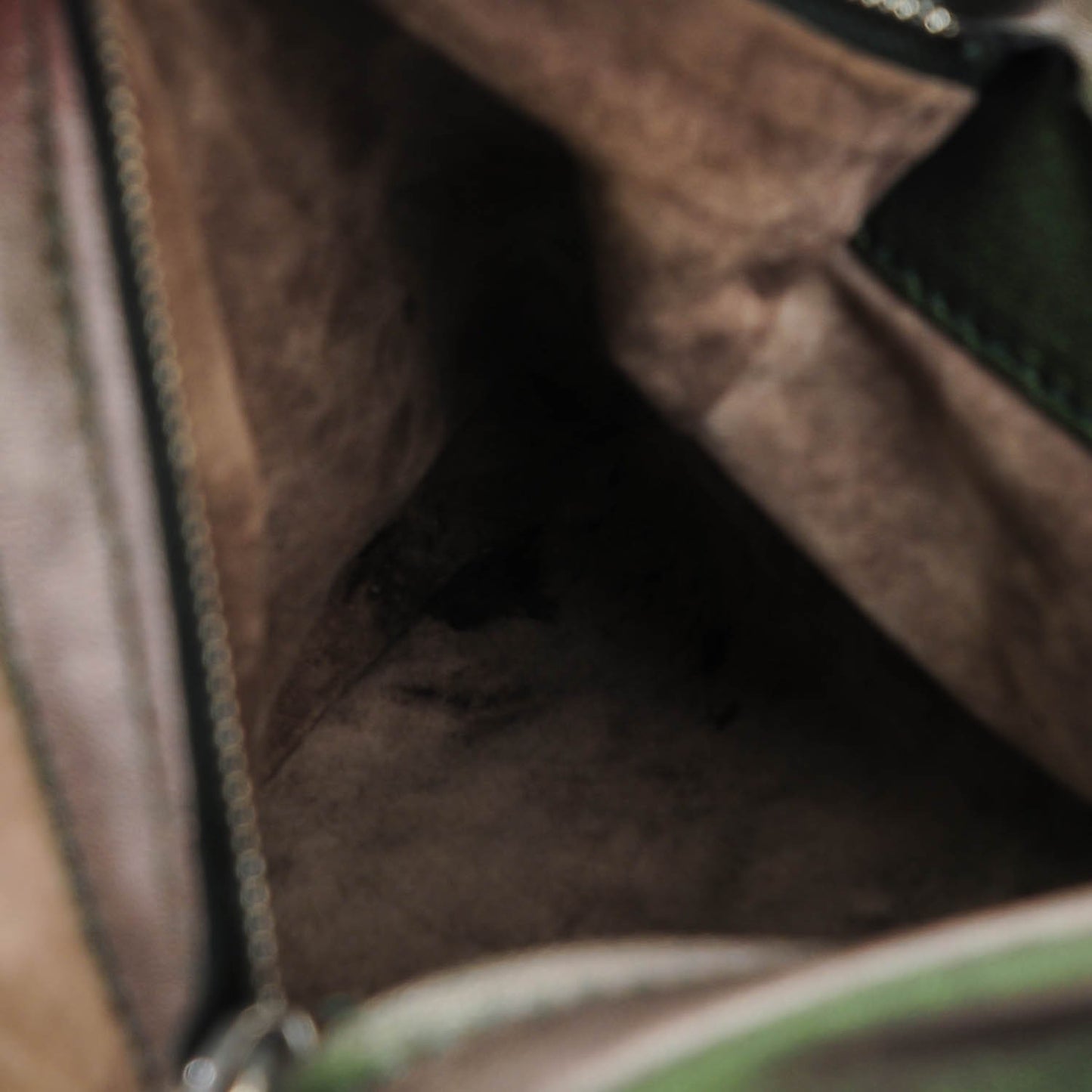 Iridescent Scarabee Pocket Tote Green