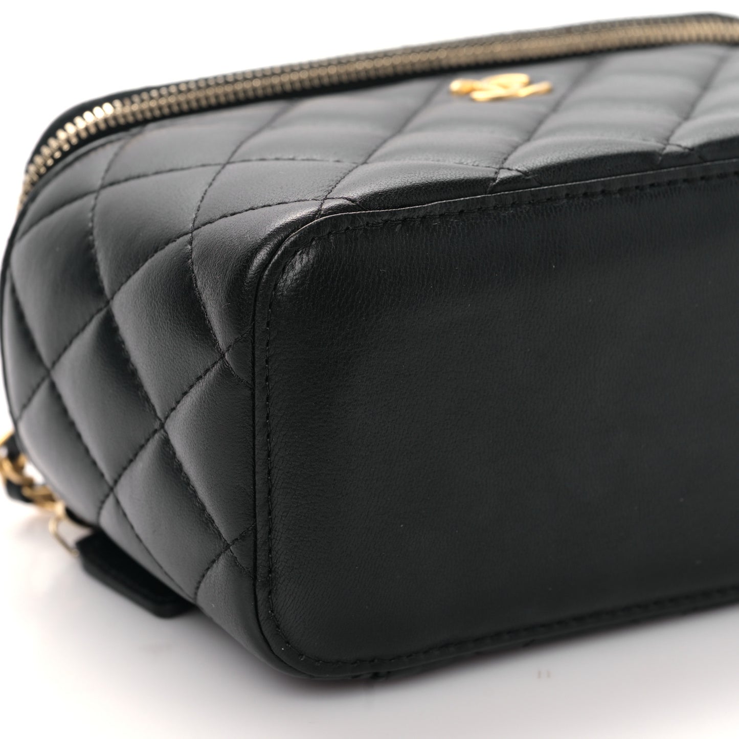 Lambskin Quilted Pearl Crush Small Vanity Case With Chain Black