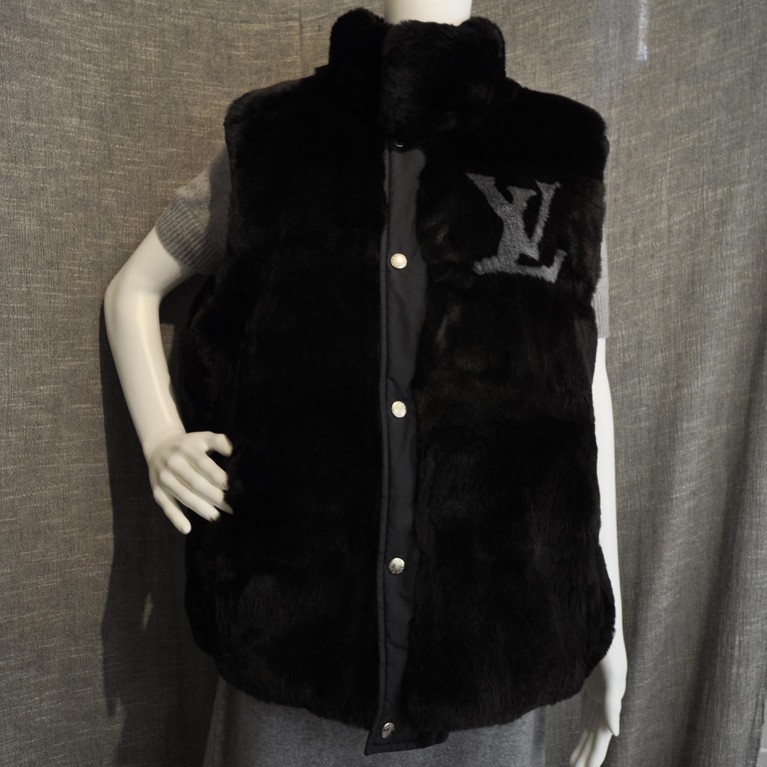 【極希少/美品】ルイヴィトン ヌートリアファー リバーシブル パファベスト 54 Louis Vuitton Rabbit Fur Reversible Vest 54 Black 22344 – FASHIONPHILE