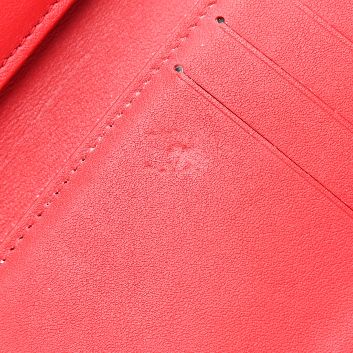 Taurillon Capucines Compact Wallet Rubis