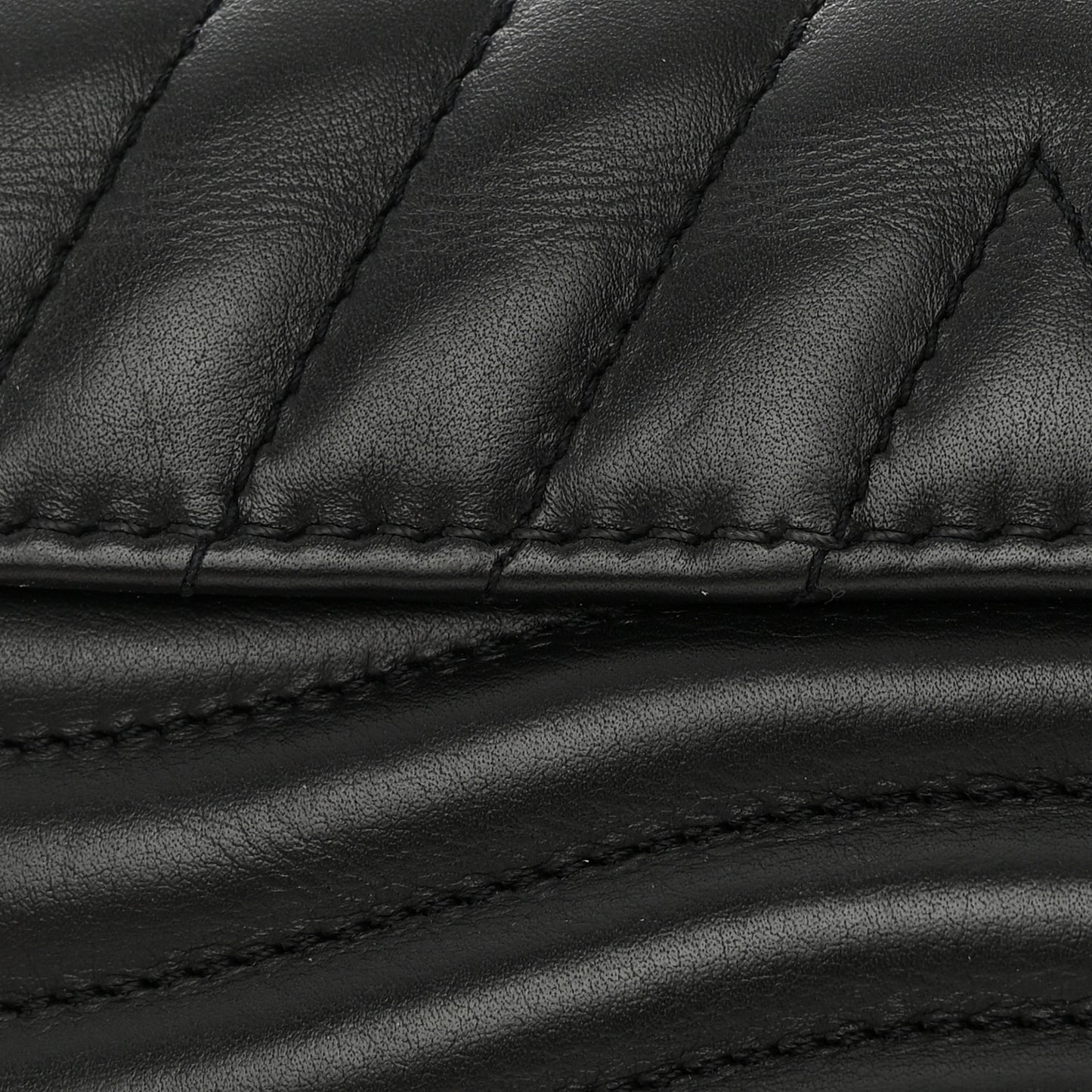 Calfskin New Wave Chain MM Black