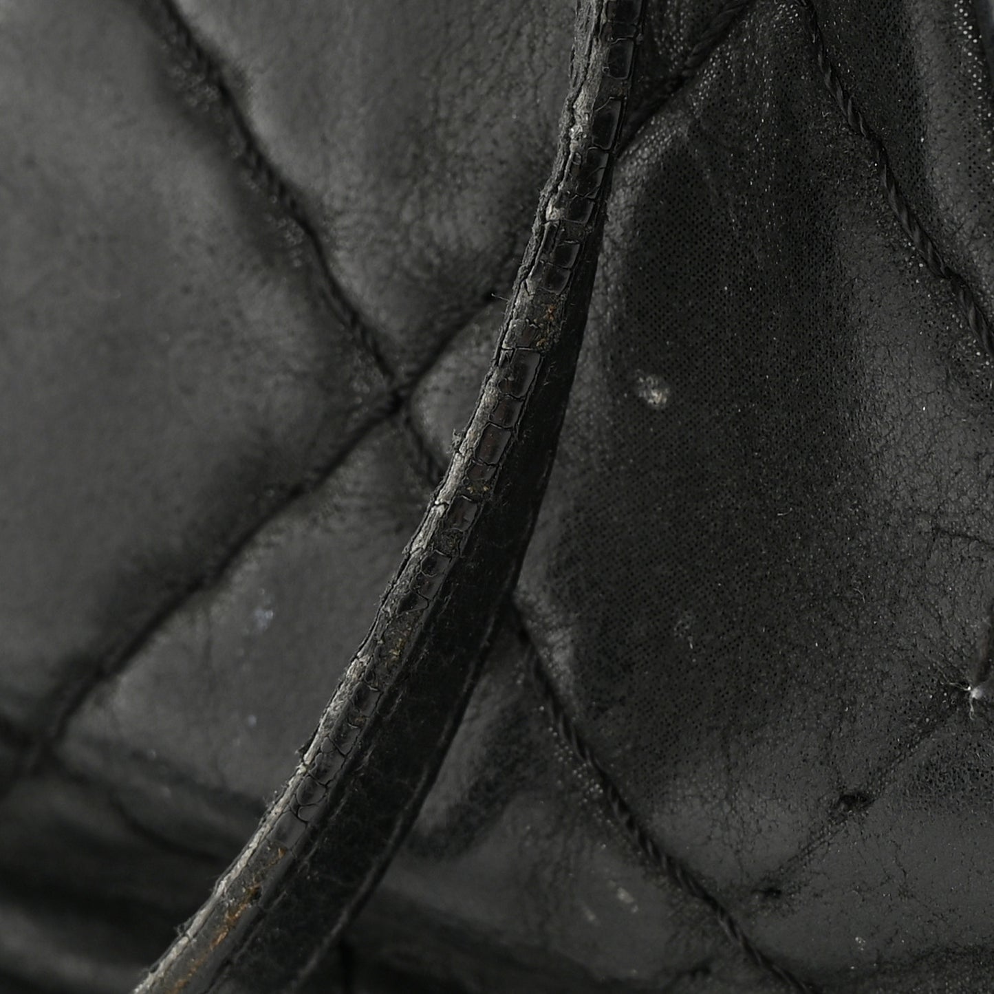 Iridescent Calfskin Quilted Relax CC Camera Case Black