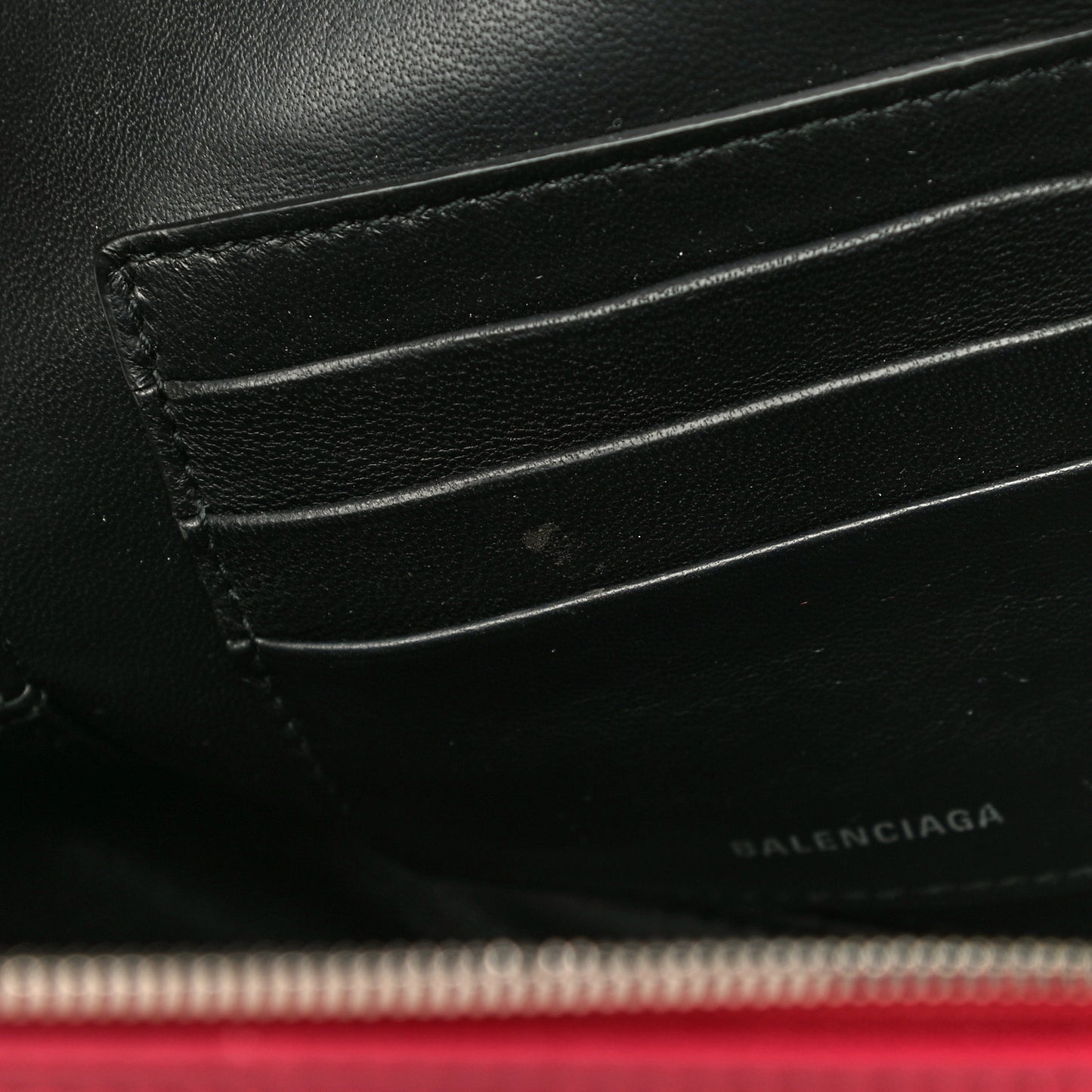 Shiny Day Calfskin M Triangle Pouch Rouge Grenat