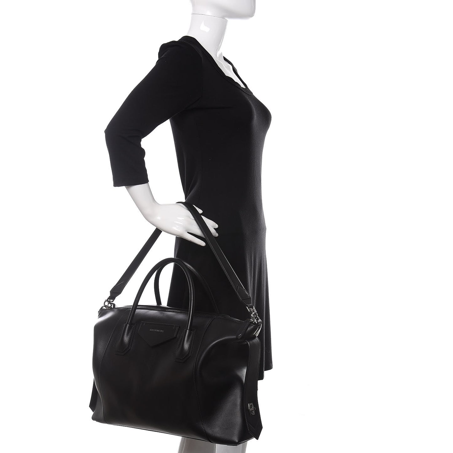 Smooth Calfskin Medium Soft Antigona Black