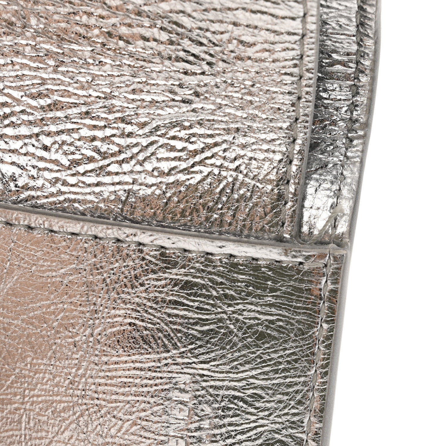 BOTTEGA VENETA シルバー 二つ折り財布 Bottega Veneta Metallic Calfskin Intrecciato Bifold Zip Wallet
