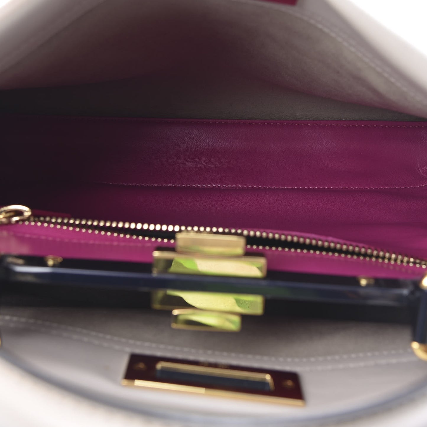 Vitello Seta Shiny Nappa Medium Peekaboo Iconic Satchel Grigio Polvere Magenta