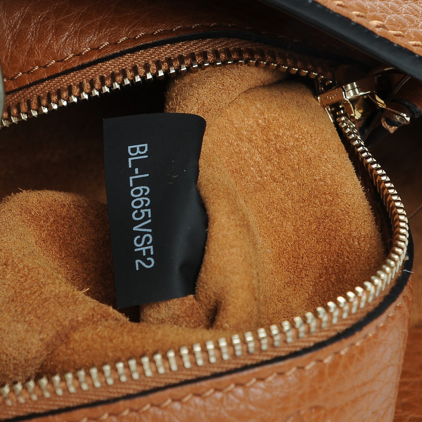 Pebbled Calfskin Large Rockstud Flip-Lock Messenger Bag Light Cuir