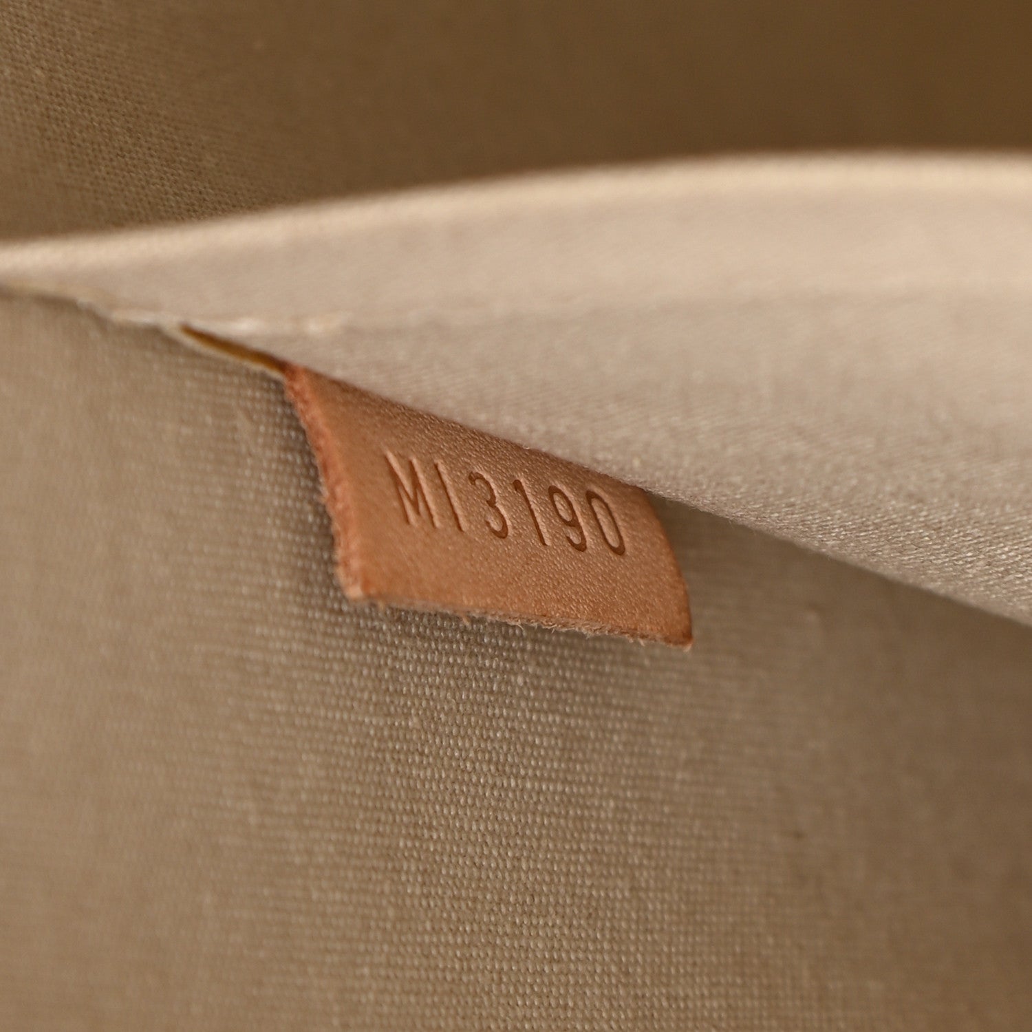 Louis Vuitton Vernis Alma GM Blanc Corail 7 of 18