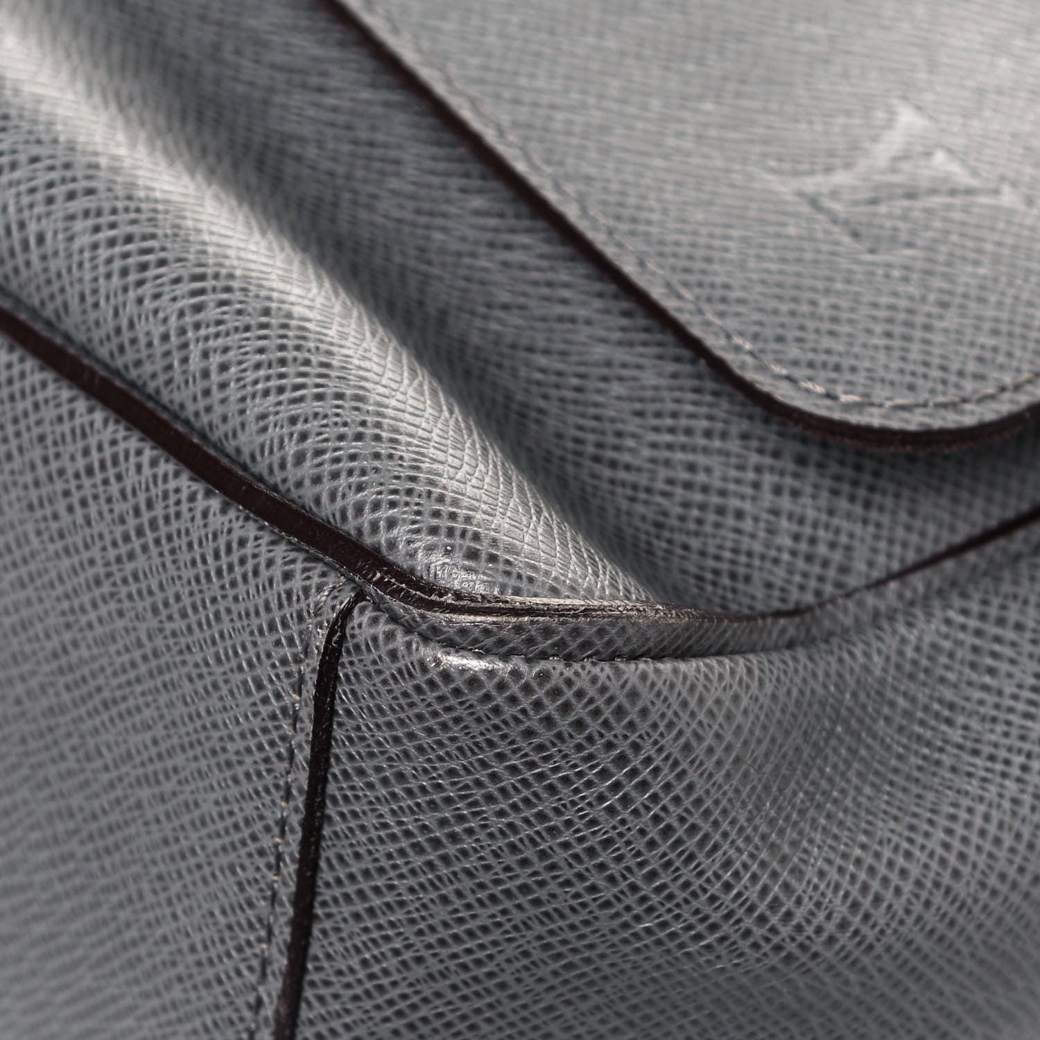 Louis Vuitton Taiga Milo Messenger Glacier 8 of 11