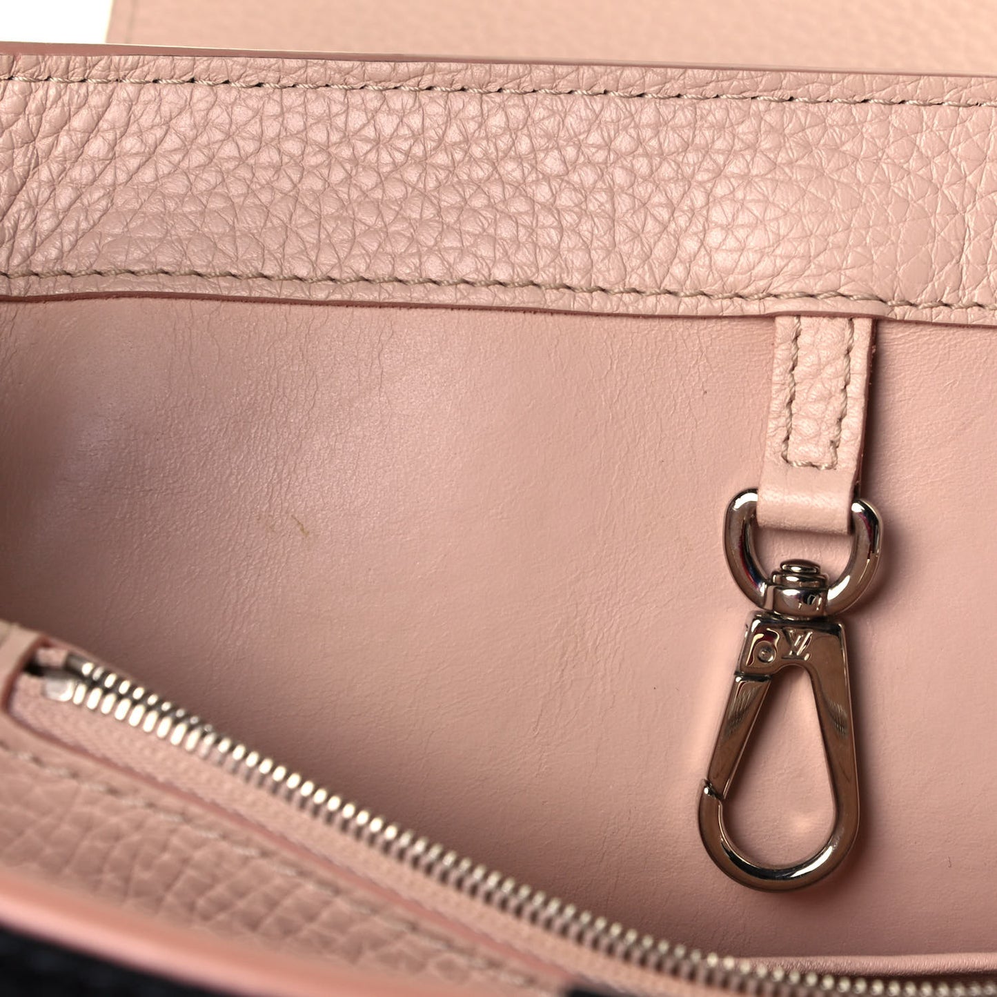 Taurillon Capucines MM Black Petale