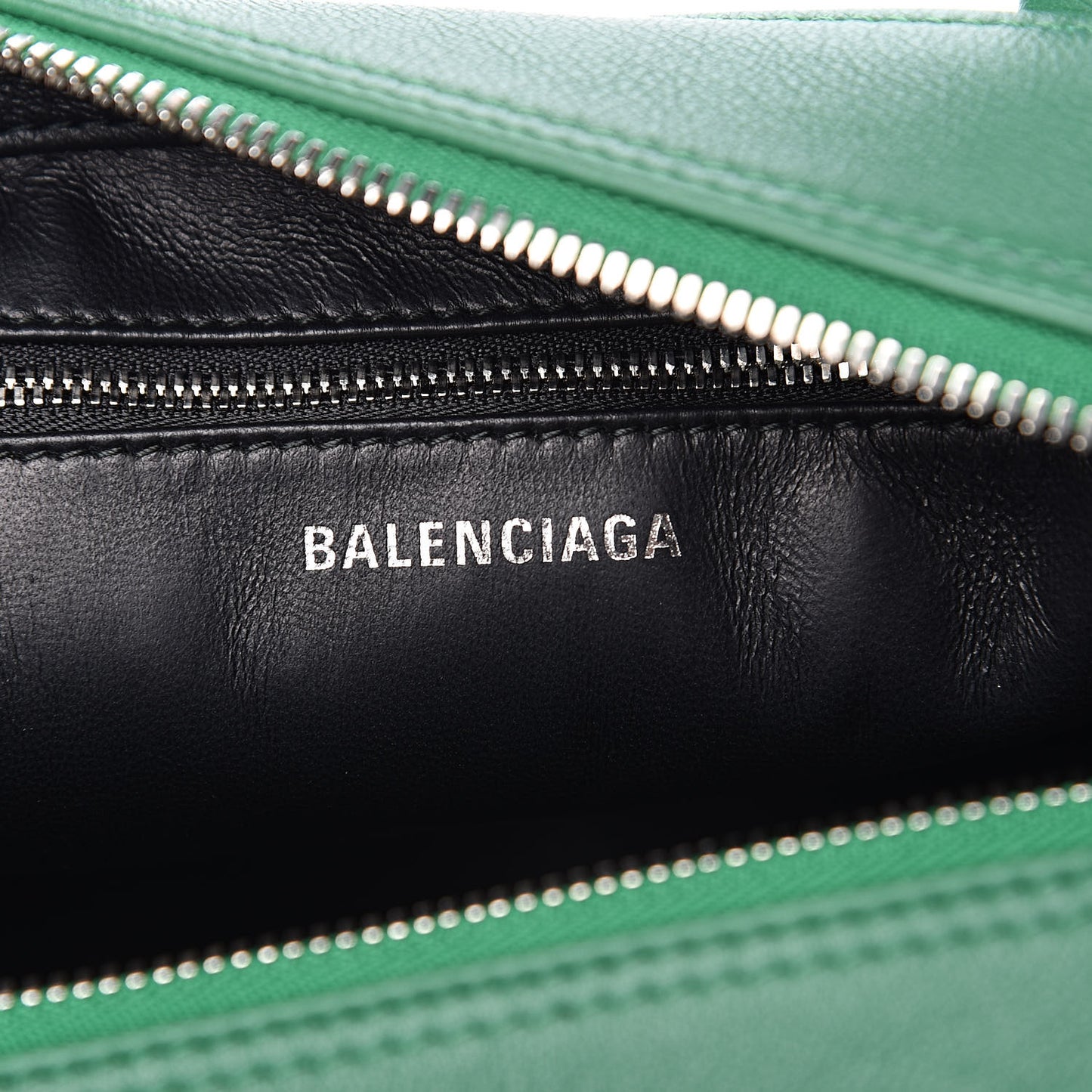 Shiny Day Calfskin S Triangle Duffle Vert Irlandais