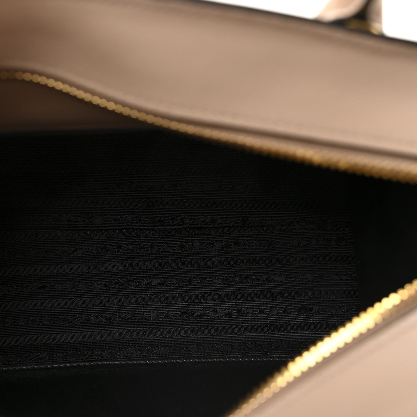 Saffiano City Calf Small Esplanade Tote Cammeo