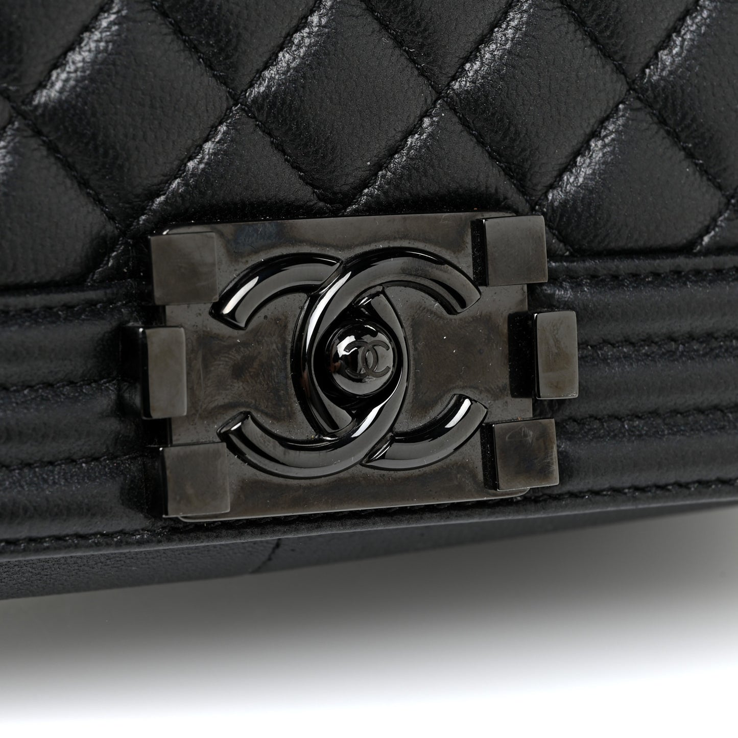 Caviar Quilted Medium Boy Flap So Black