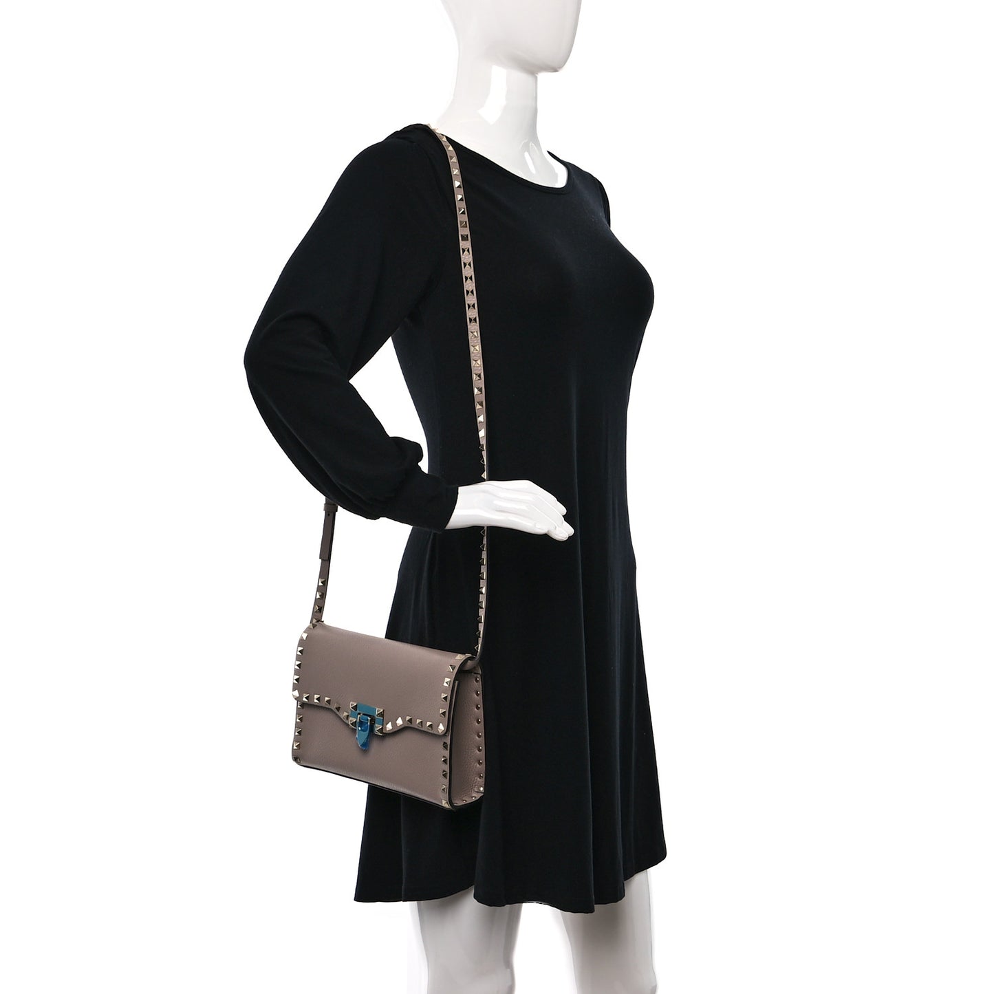 Pebbled Calfskin Medium Rockstud Flip Lock Crossbody Bag Poudre